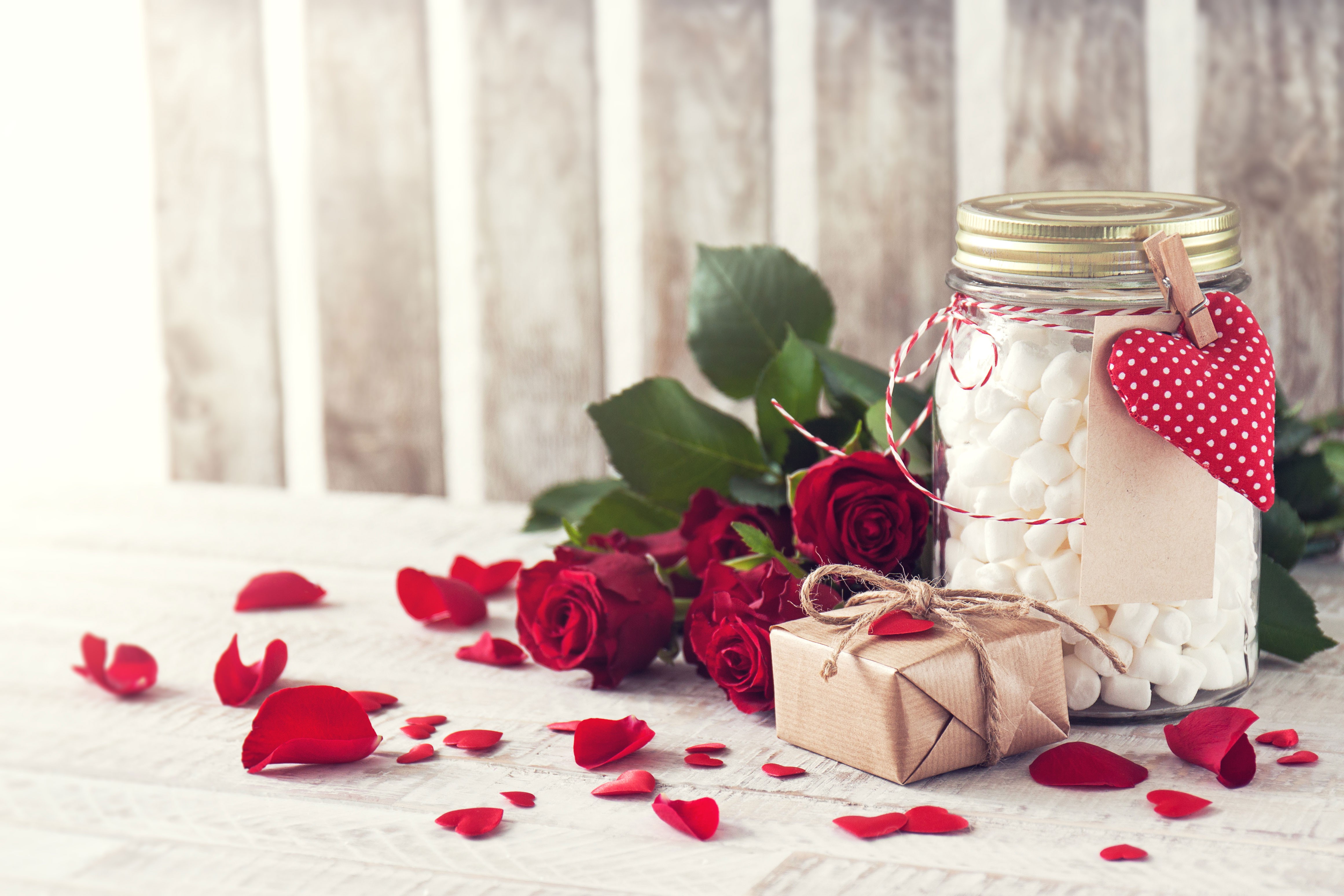 Обои цветы, мармелад, розы, день святого валентина, лепестки, маршмеллоу, сердечко, красные, букет, подарок, банка, flowers, marmalade, roses, valentine's day, marshmallows, petals, heart, red, bouquet, gift, bank разрешение 4644x3096 Загрузить