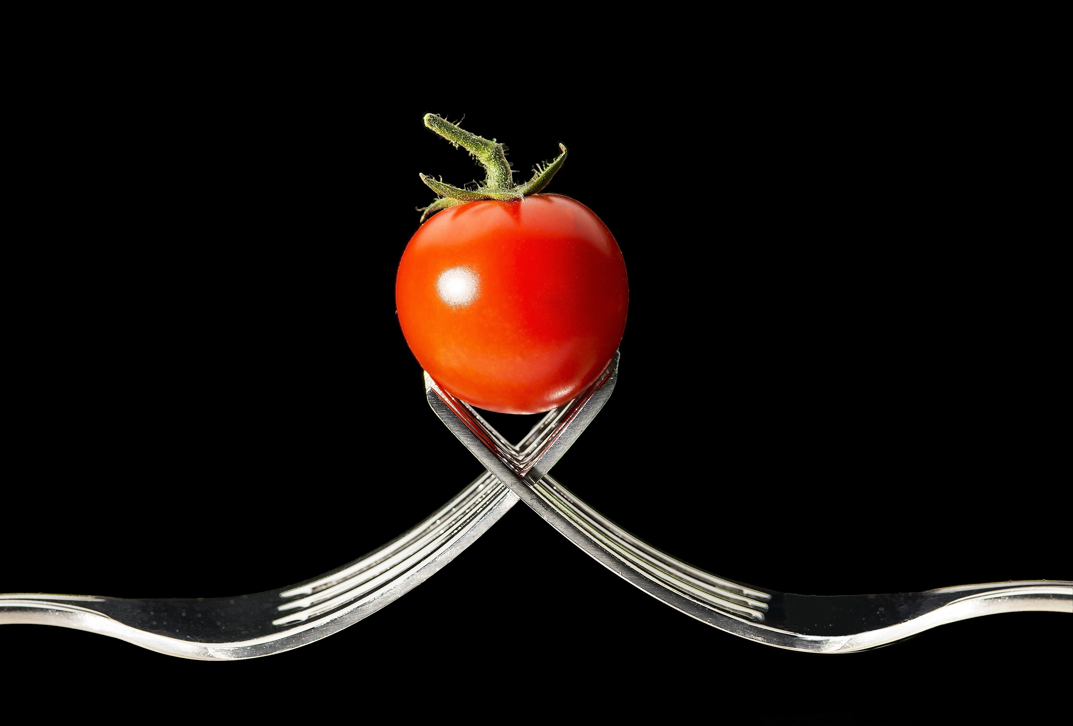 Обои черный фон, овощи, вилки, помидор, томат, black background, vegetables, fork, tomato разрешение 3701x2504 Загрузить