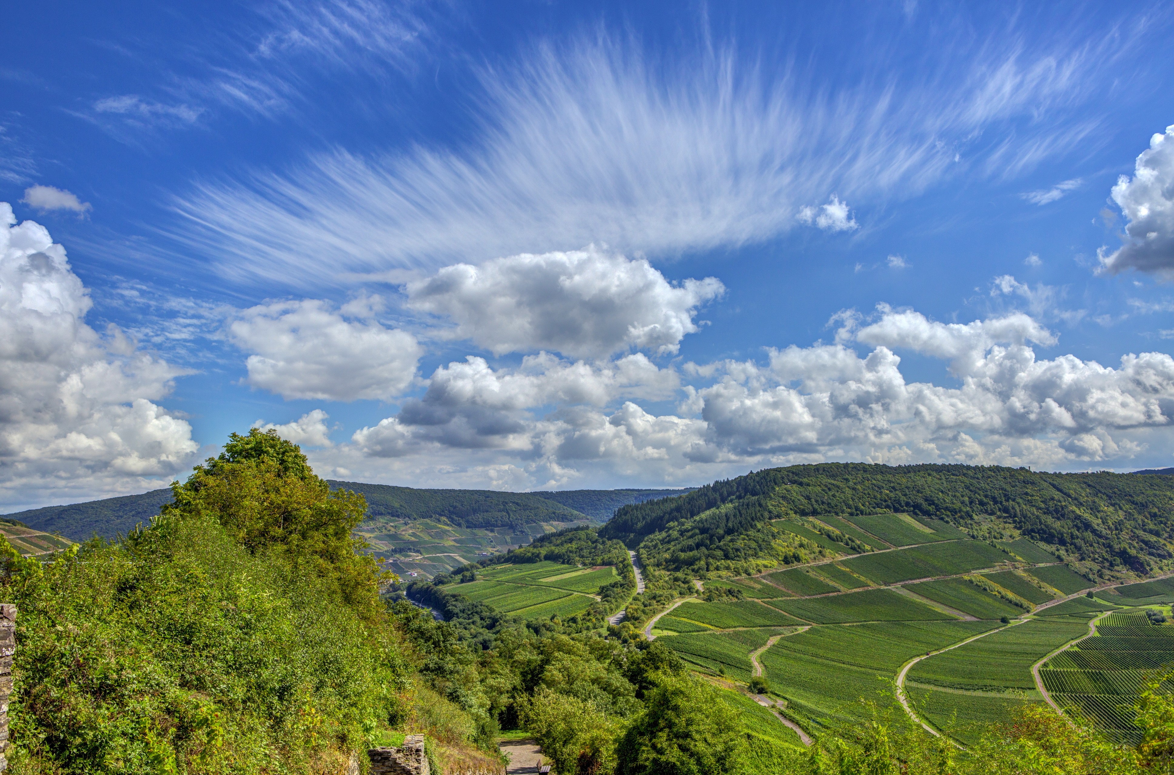 Обои небо, дорога, облака, деревья, холмы, поля, германия, the sky, road, clouds, trees, hills, field, germany разрешение 3872x2557 Загрузить