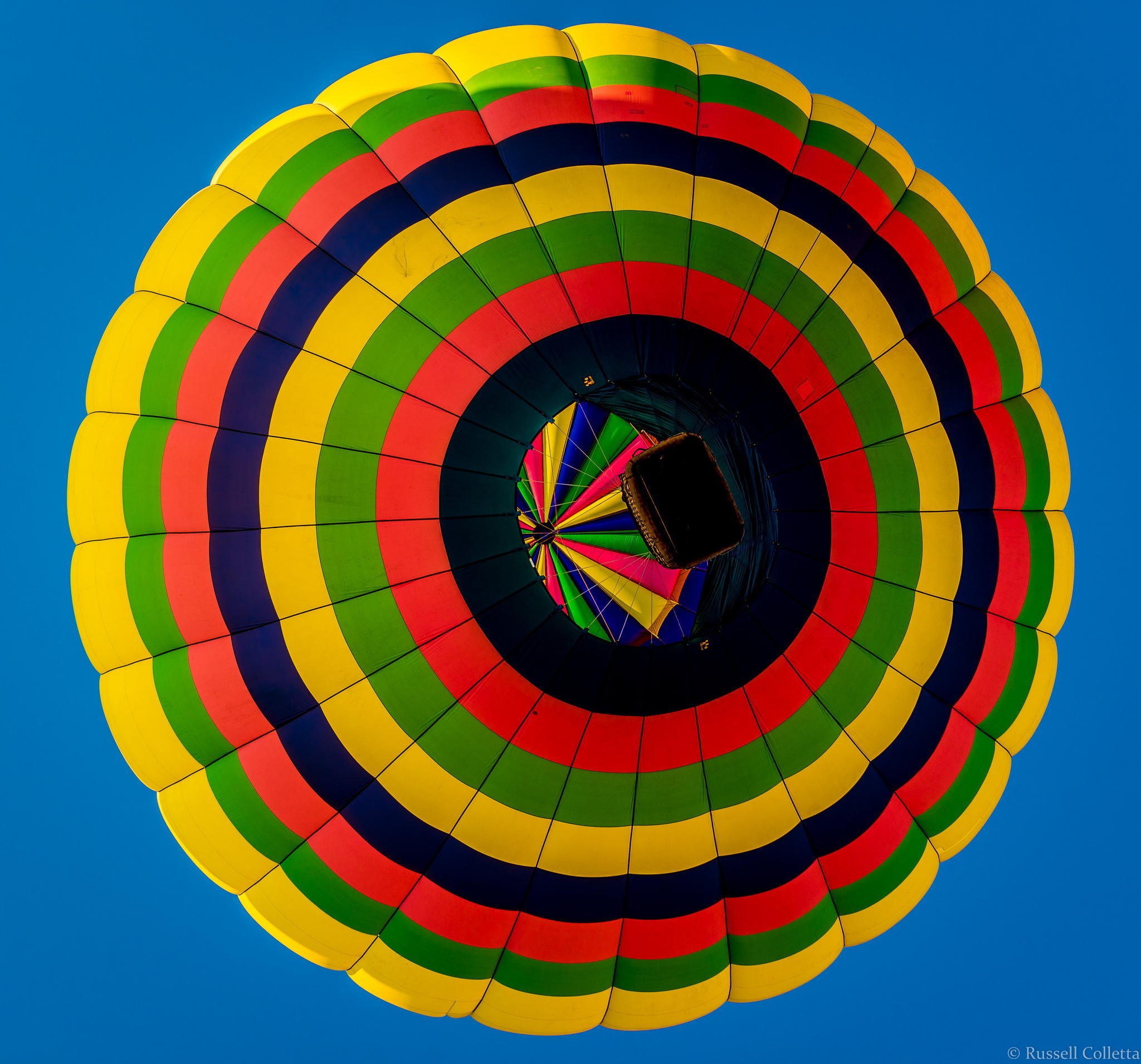 Обои полосы, небо, полет, разноцветные, воздушный шар, вид снизу, strip, the sky, flight, colorful, balloon, bottom view разрешение 2048x1911 Загрузить