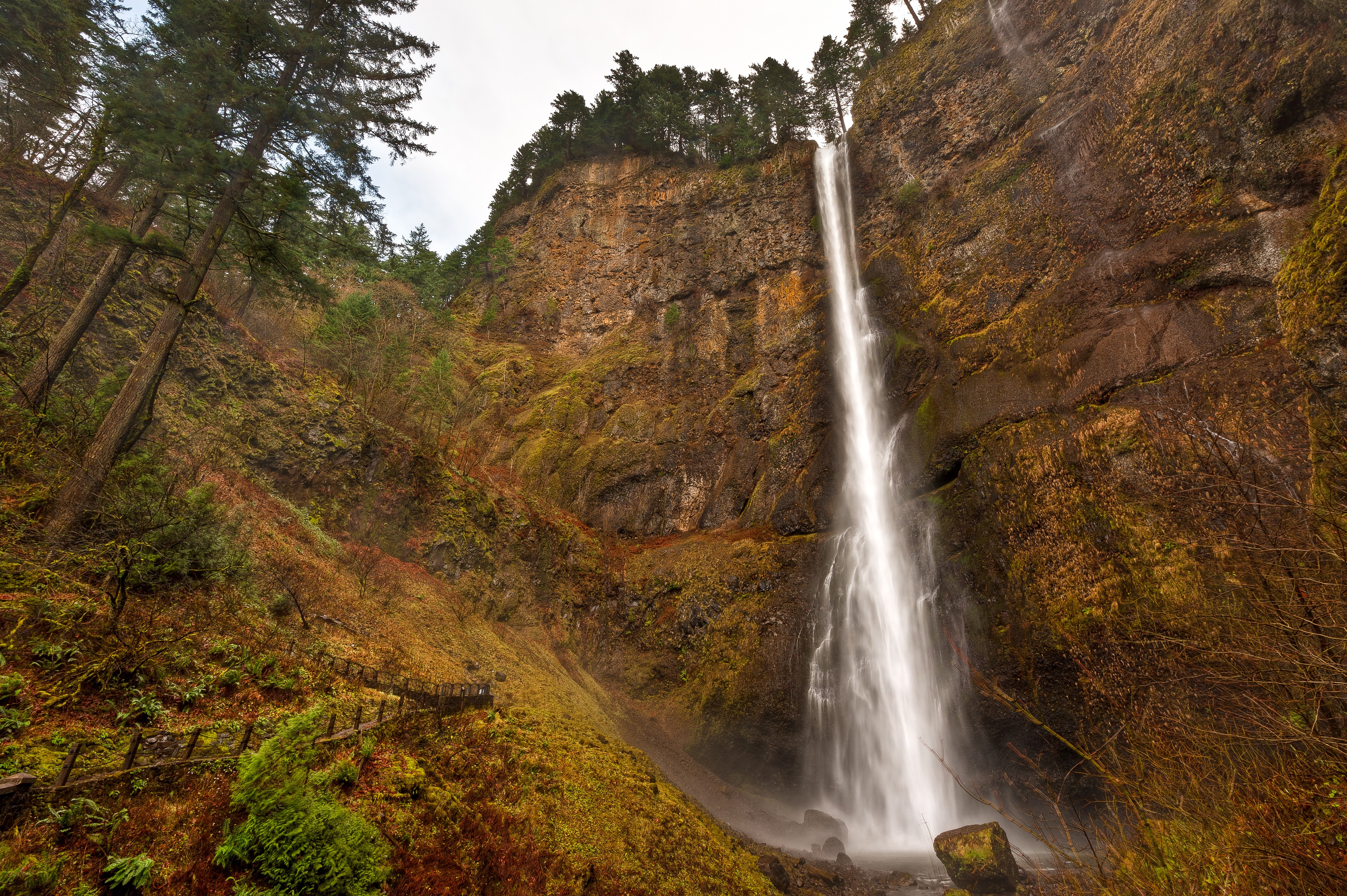 Обои деревья, скалы, водопад, сша, орегон, multnomah falls, водопад мультномах, trees, rocks, waterfall, usa, oregon разрешение 4077x2713 Загрузить