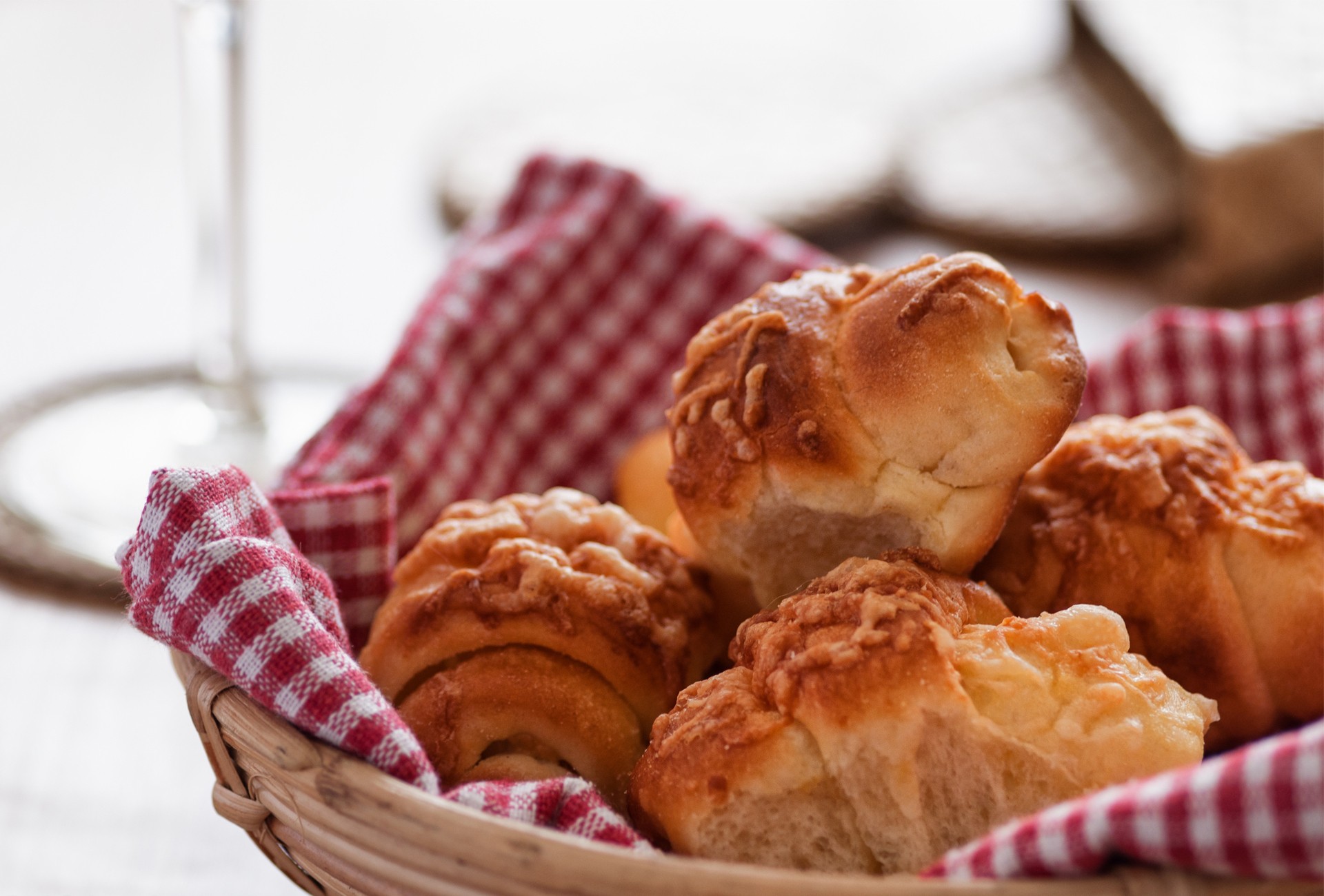 Обои салфетка, выпечка, корзинка, булочки, сдоба, napkin, cakes, basket, buns, muffin разрешение 1920x1300 Загрузить