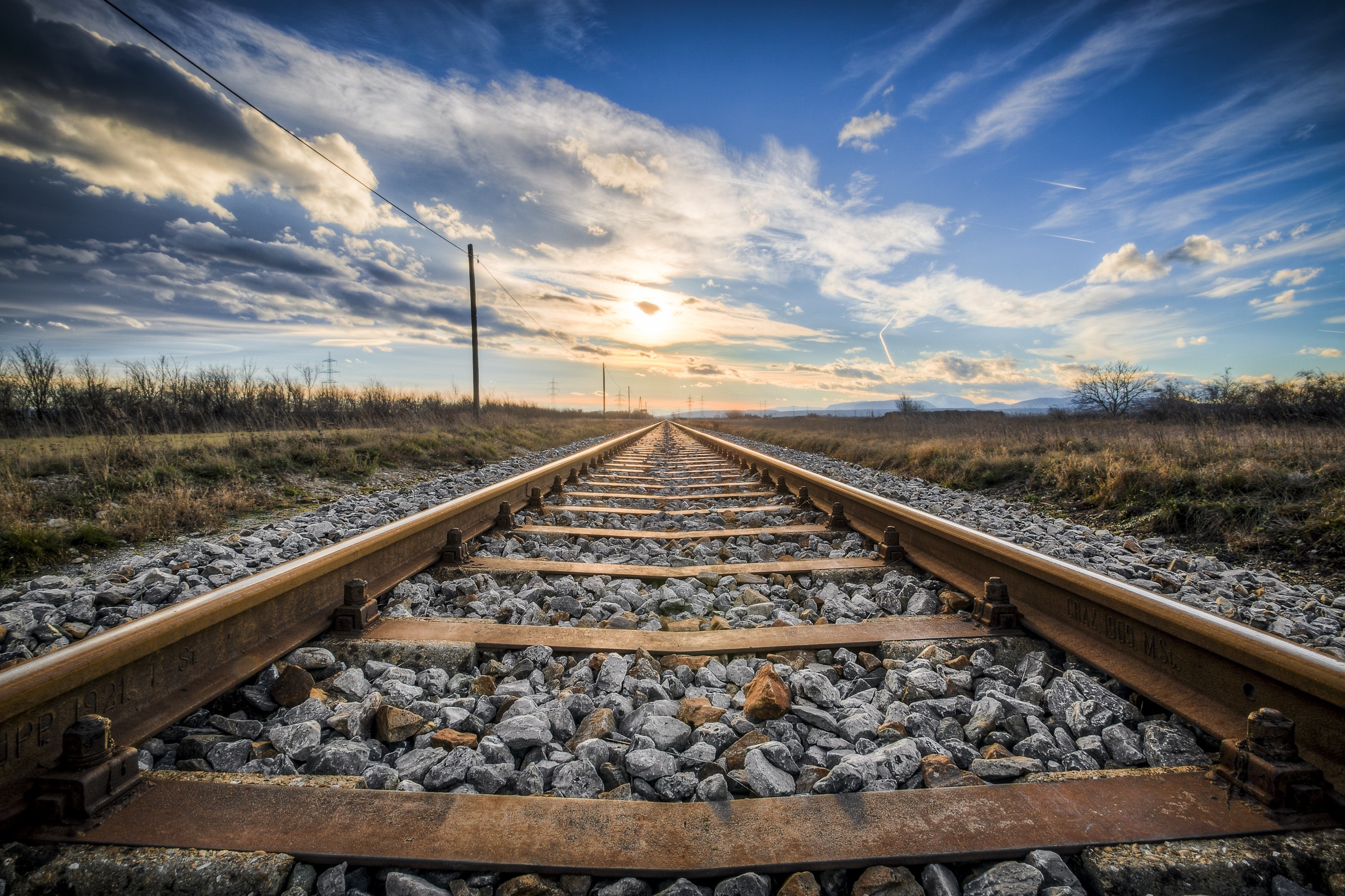 Обои небо, облака, железная дорога, рельсы, горизонт, гор, the sky, clouds, railroad, rails, horizon разрешение 3500x2333 Загрузить