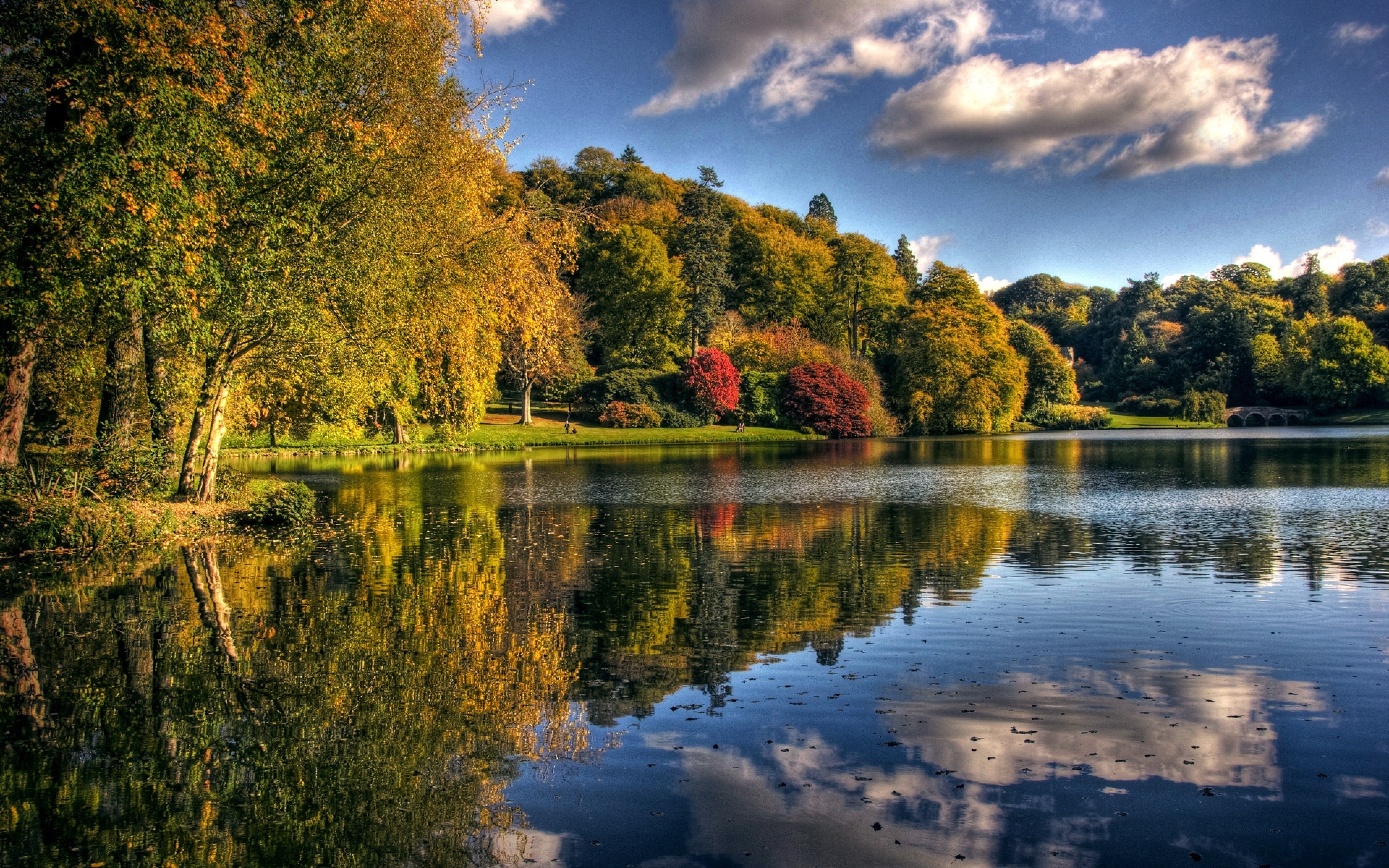 Обои небо, облака, деревья, озеро, природа, отражение, пейзаж, осень, the sky, clouds, trees, lake, nature, reflection, landscape, autumn разрешение 3840x2400 Загрузить