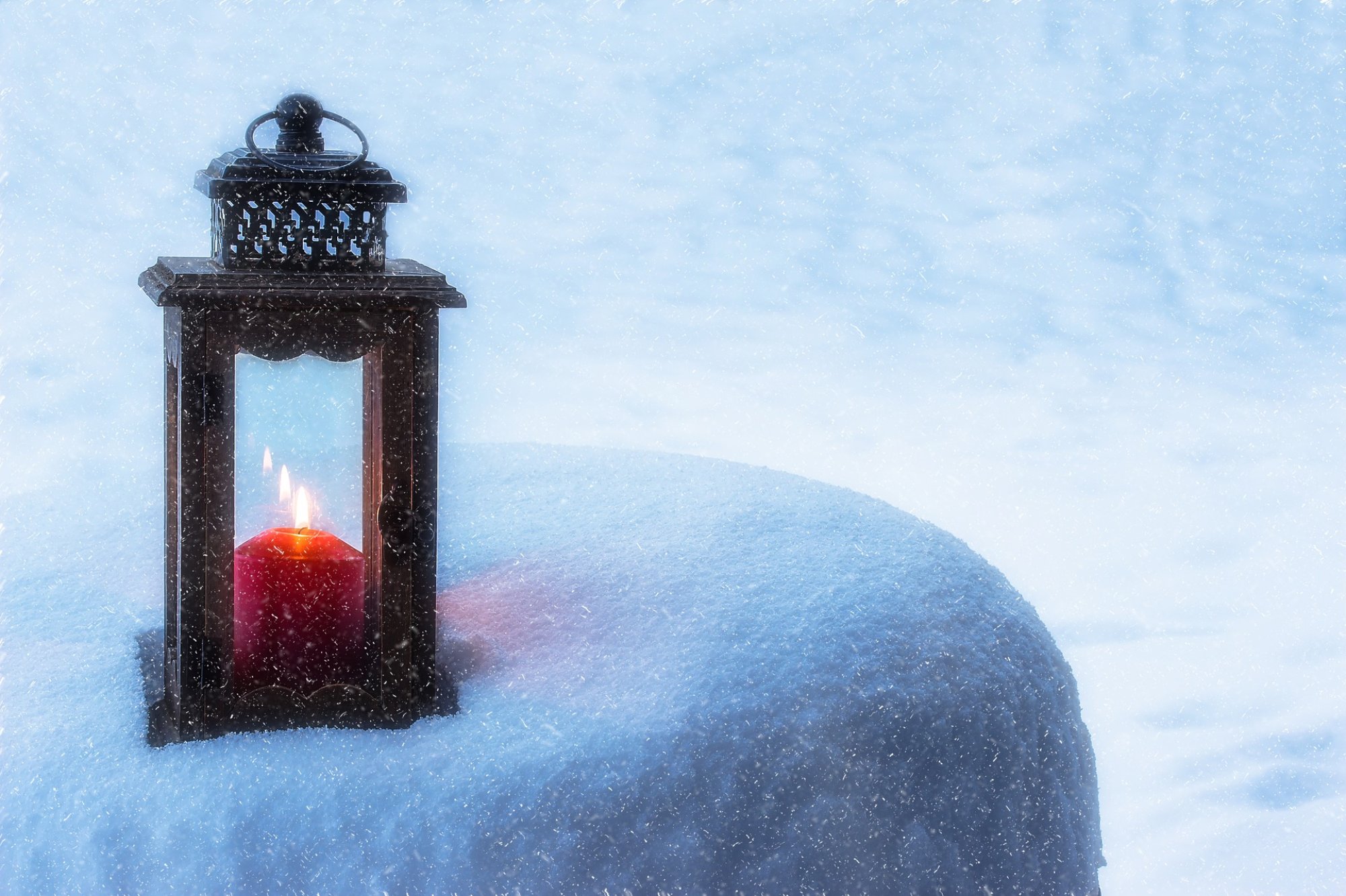 Обои снег, зима, фонарь, свечка, свеча, фонарик, e, snow, winter, lantern, candle, flashlight разрешение 2000x1332 Загрузить
