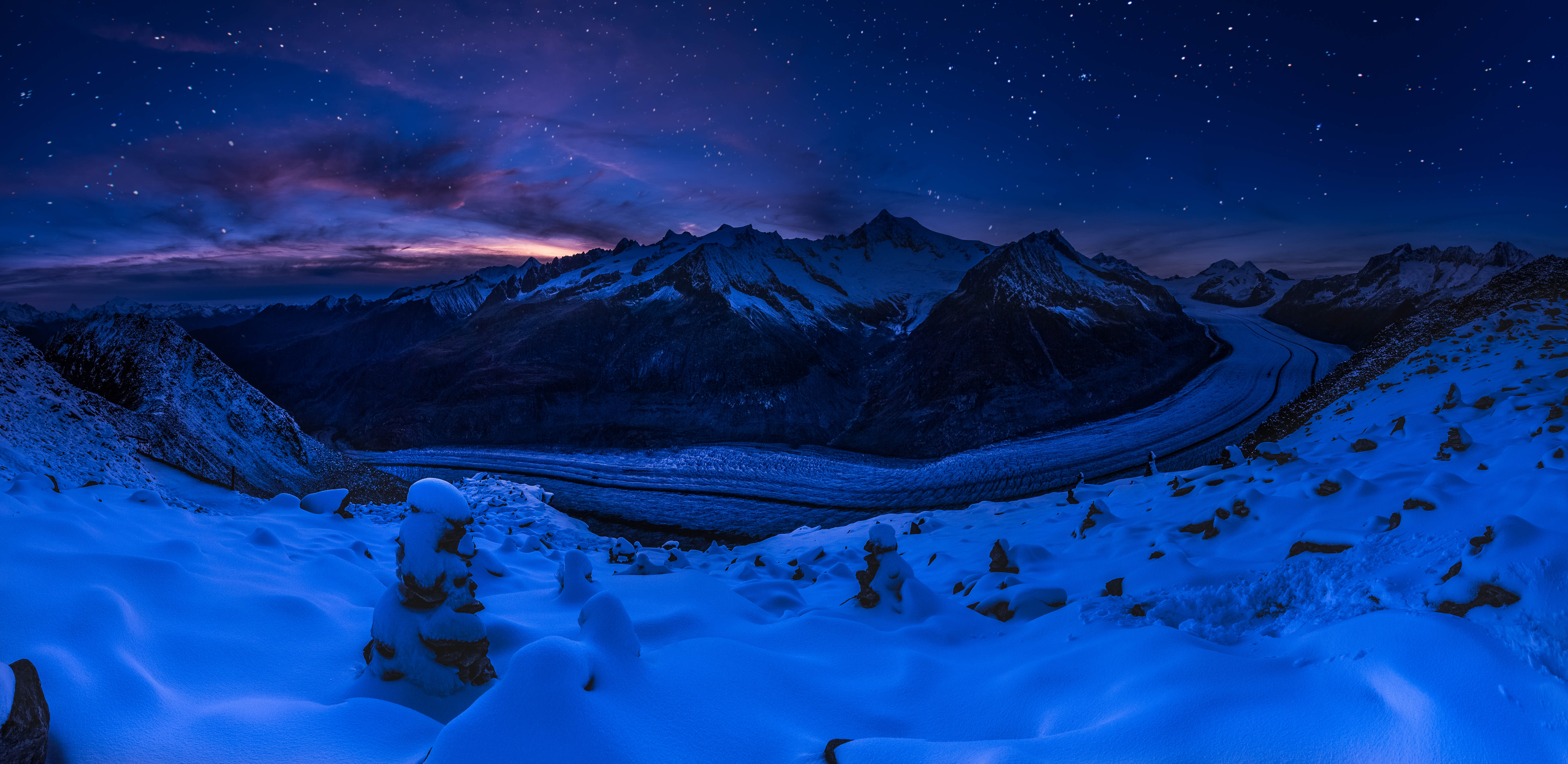 Красивые снежные горы ночью