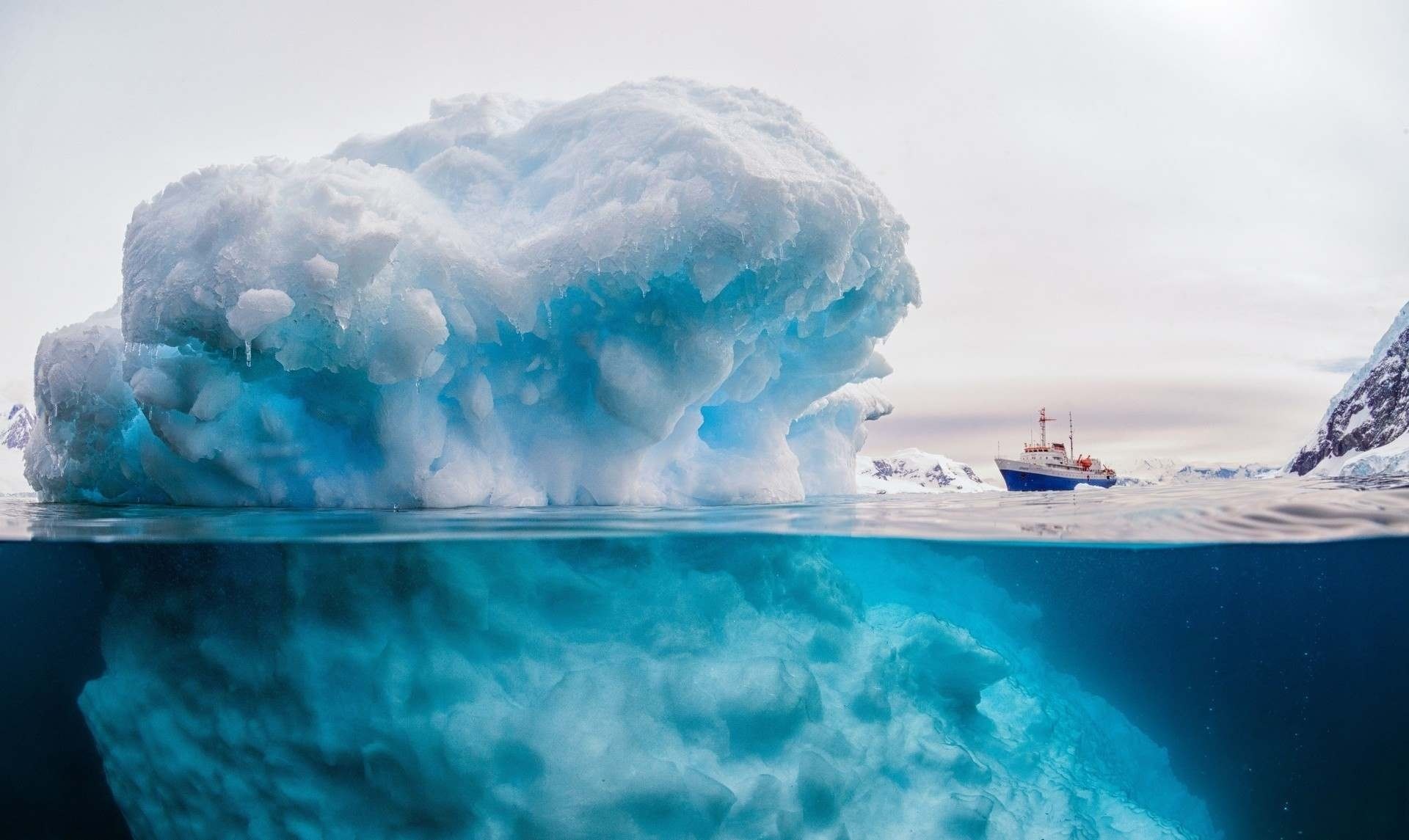 Обои природа, море, корабль, лёд, айсберг, антарктида, nature, sea, ship, ice, iceberg, antarctica разрешение 1920x1145 Загрузить