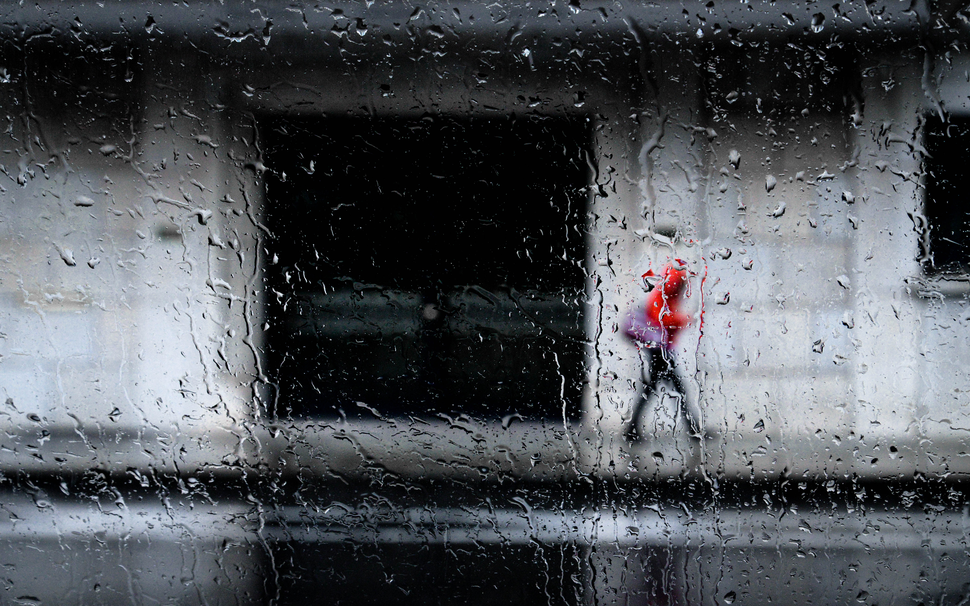 Приклеенное стекло дождь. Стекло под дождем. Стекло на улице. Обои стекло улица. Фото грустного парня под дождем.