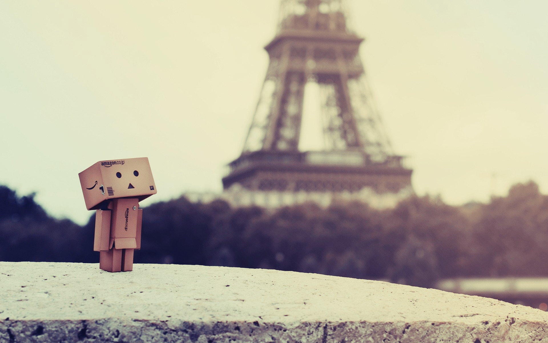 Обои париж, коробка, эйфелева башня, данбо, картонный робот, paris, box, eiffel tower, danbo, cardboard robot разрешение 1920x1200 Загрузить