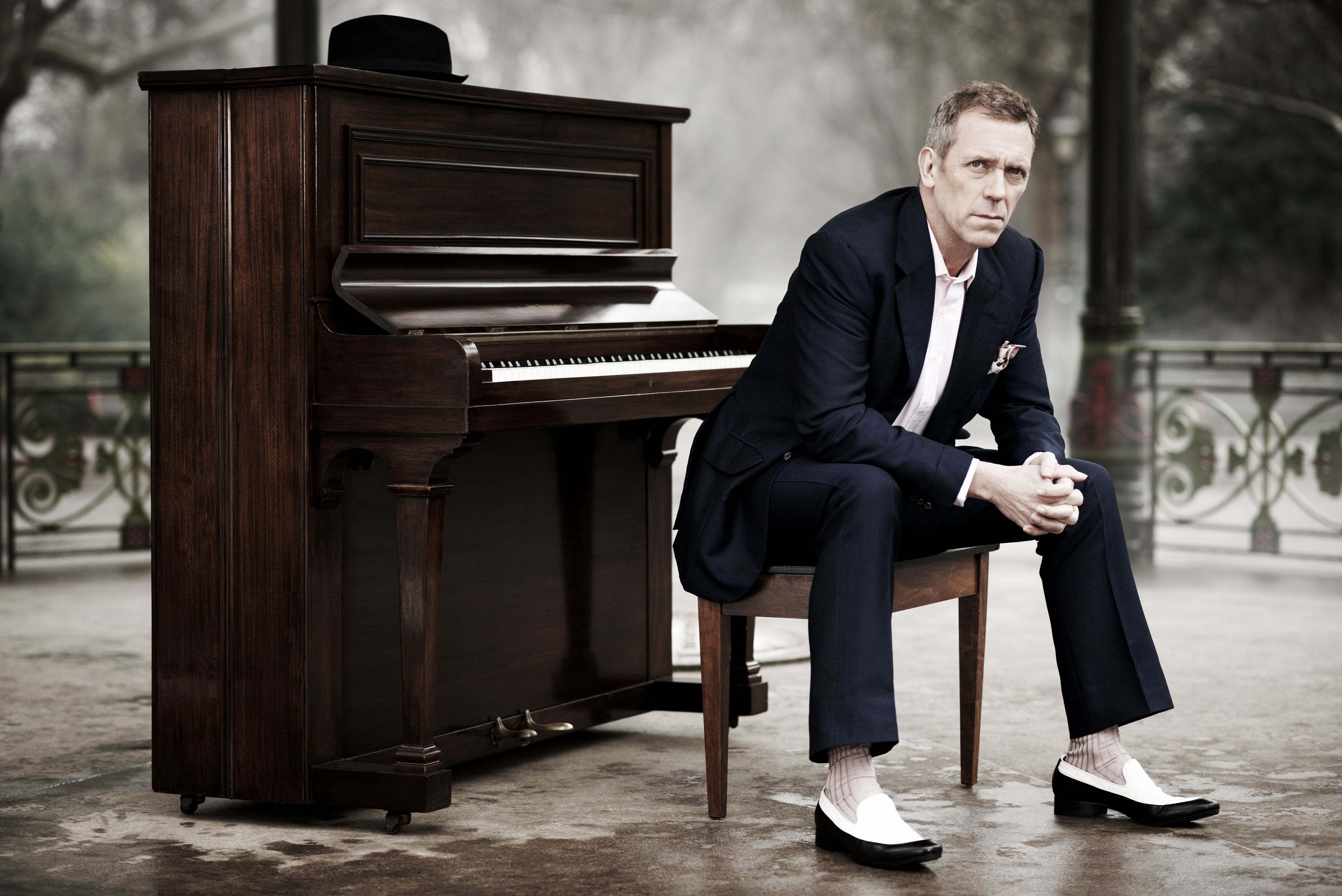 Обои поза, взгляд, актёр, лицо, хью лори, пианино, pose, look, actor, face, hugh laurie, piano разрешение 3840x2563 Загрузить