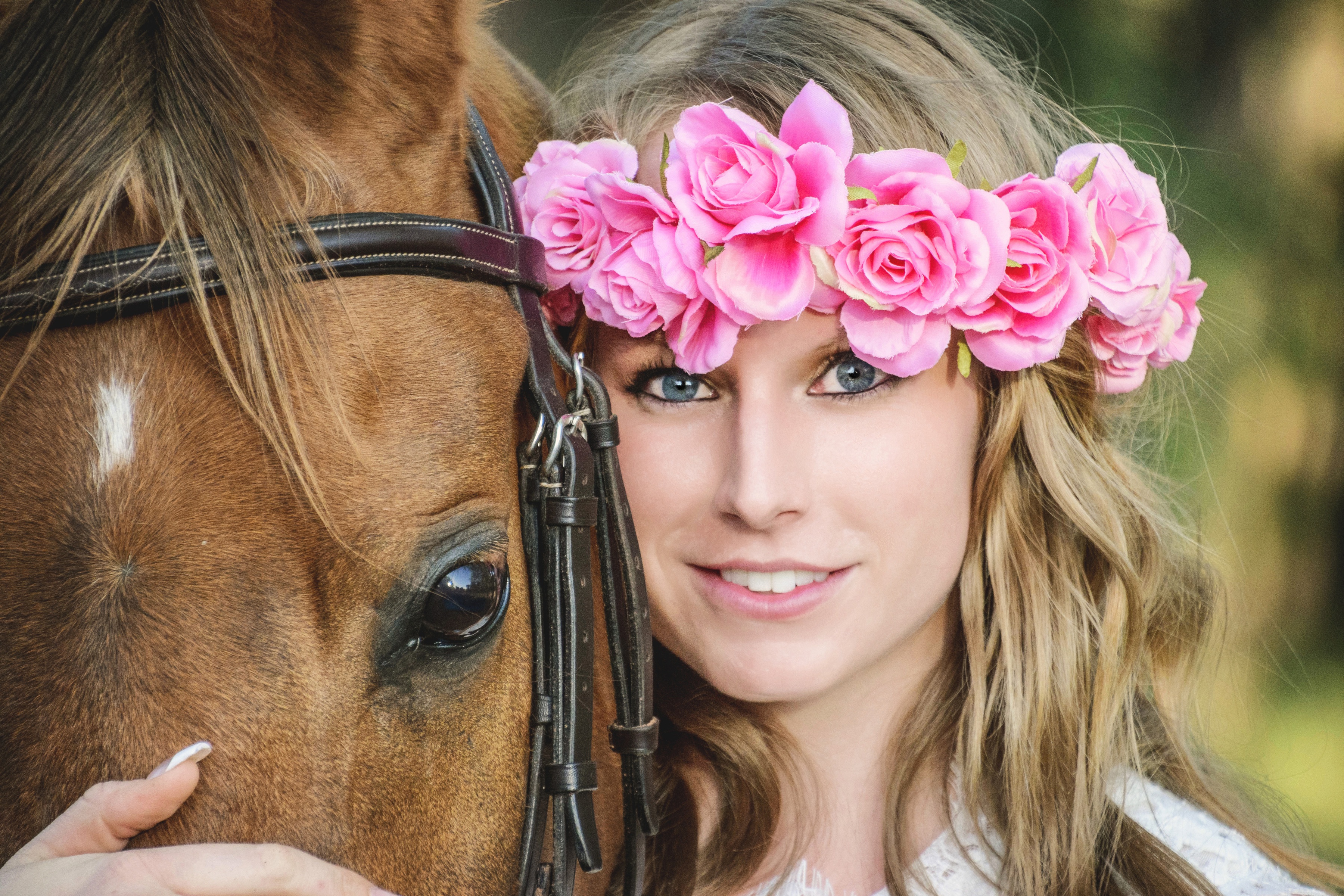 Обои цветы, лошадь, девушка, настроение, улыбка, взгляд, лицо, конь, венок, wreath, flowers, horse, girl, mood, smile, look, face разрешение 3600x2400 Загрузить