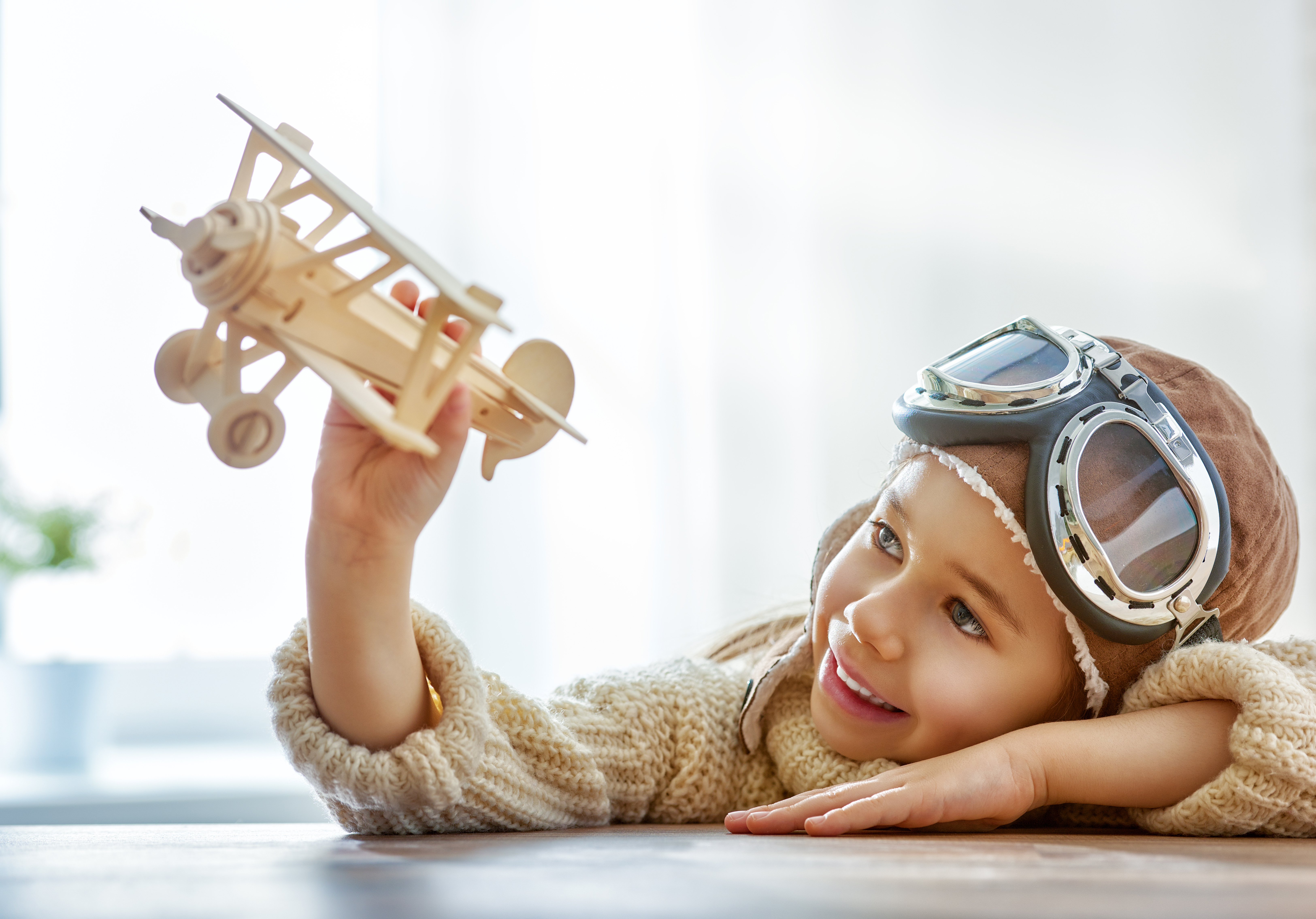 Обои самолет, улыбка, шлем, очки, дети, игрушка, мальчик, the plane, smile, helmet, glasses, children, toy, boy разрешение 6500x4538 Загрузить