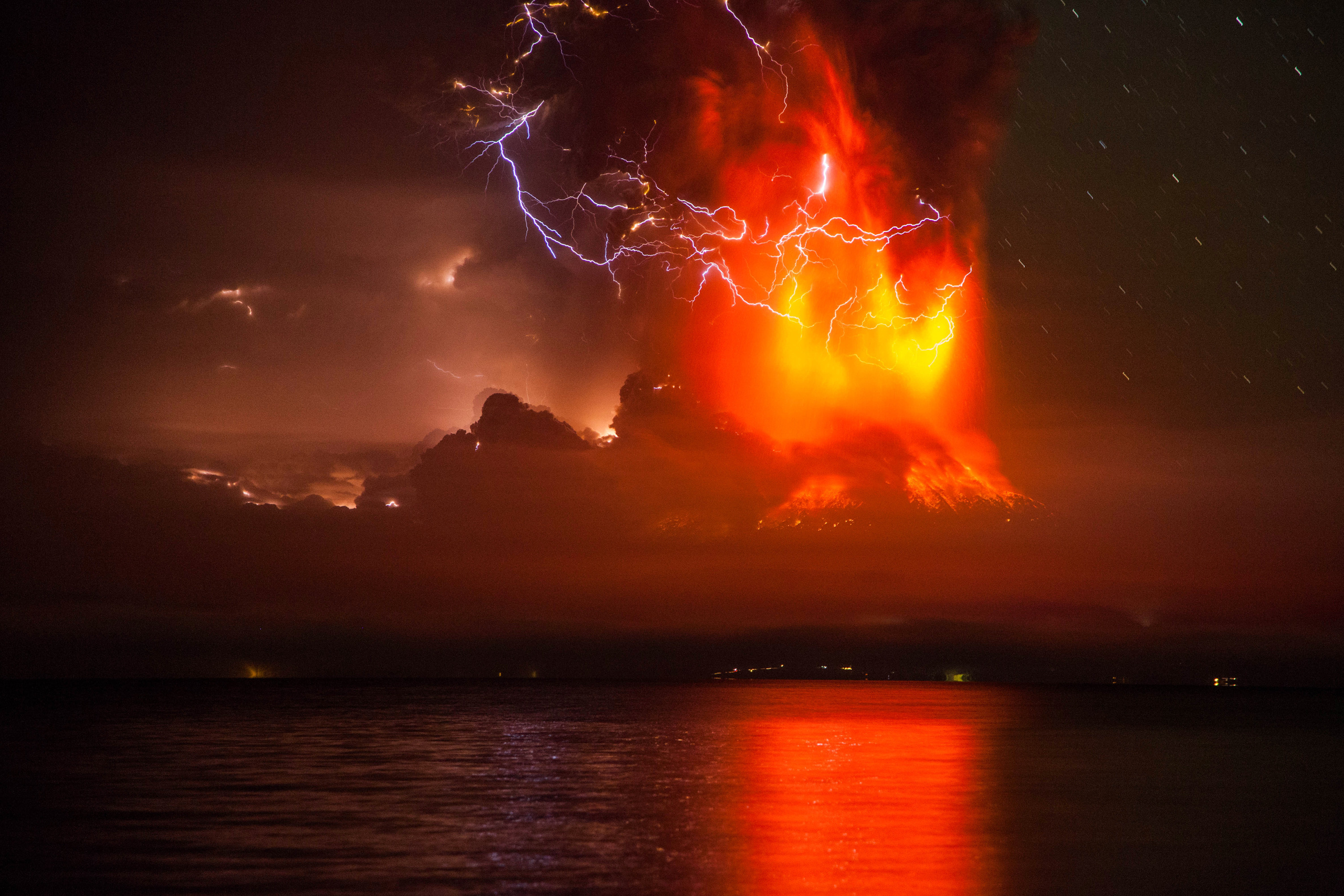 Обои природа, море, молнии, извержение, вулкан, чили, вильяррика, nature, sea, zipper, the eruption, the volcano, chile, villarrica разрешение 2560x1707 Загрузить