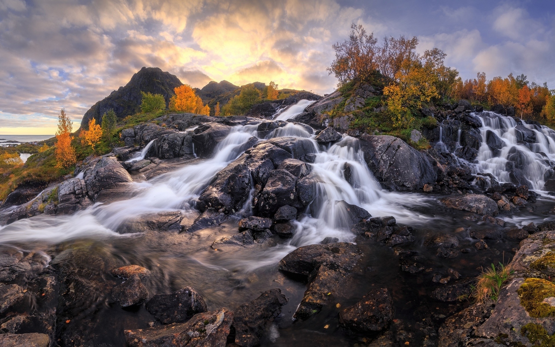 Обои небо, горы, камни, море, осень, водопады, the sky, mountains, stones, sea, autumn, waterfalls разрешение 1920x1200 Загрузить