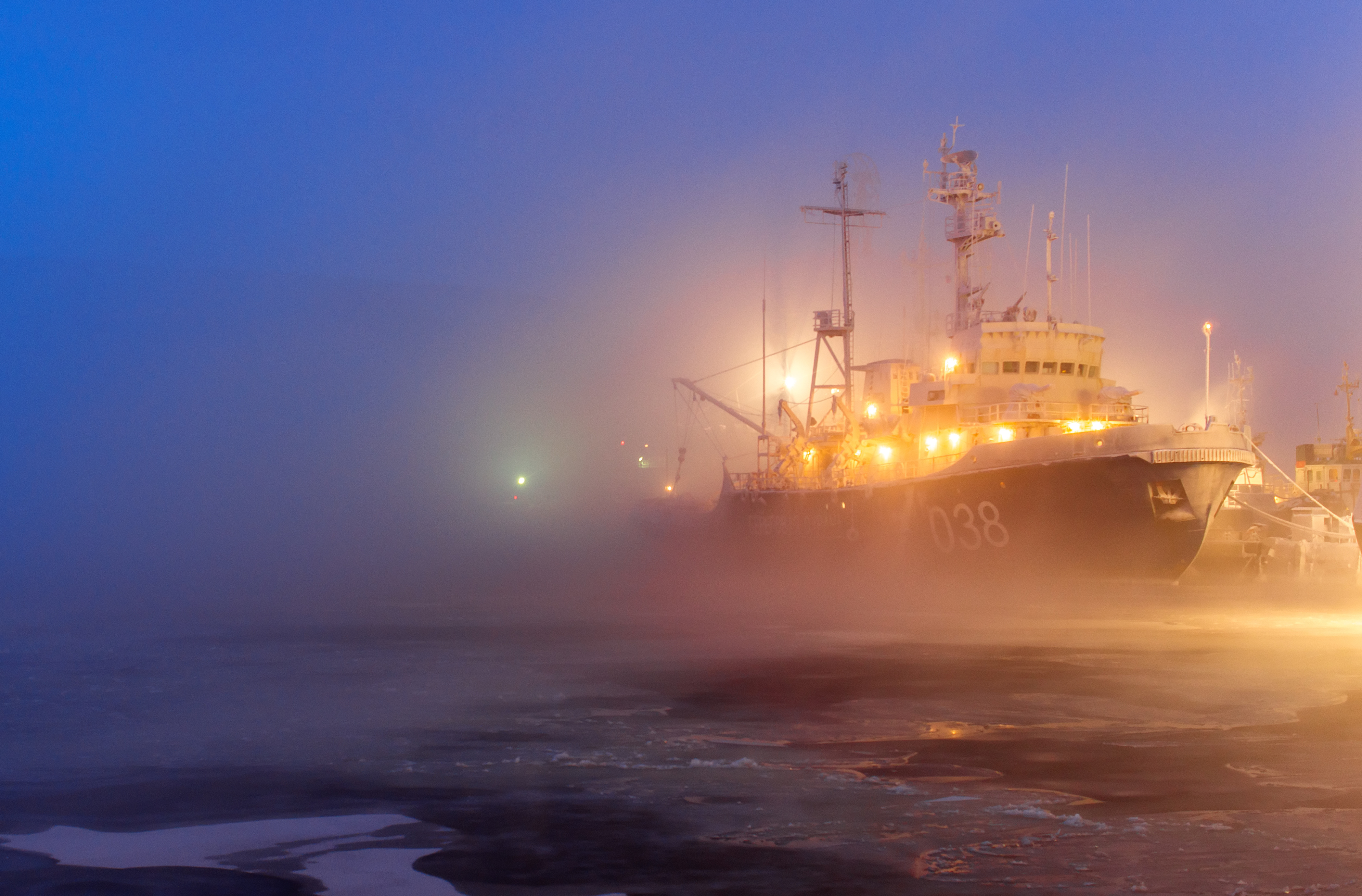 Обои огни, море, туман, корабль, лёд, порт, lights, sea, fog, ship, ice, port разрешение 4192x2760 Загрузить