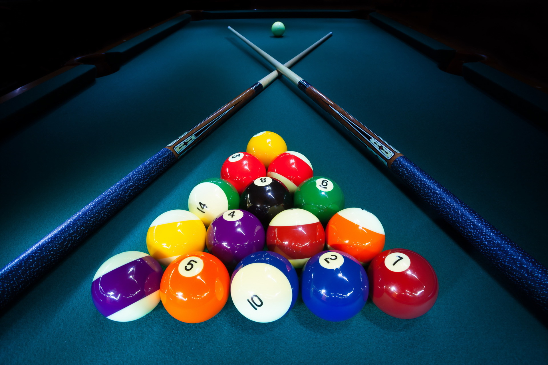 Обои шары, стол, бильярд, кий, бильярдные шары, balls, table, billiards, cue, billiard balls разрешение 1920x1280 Загрузить