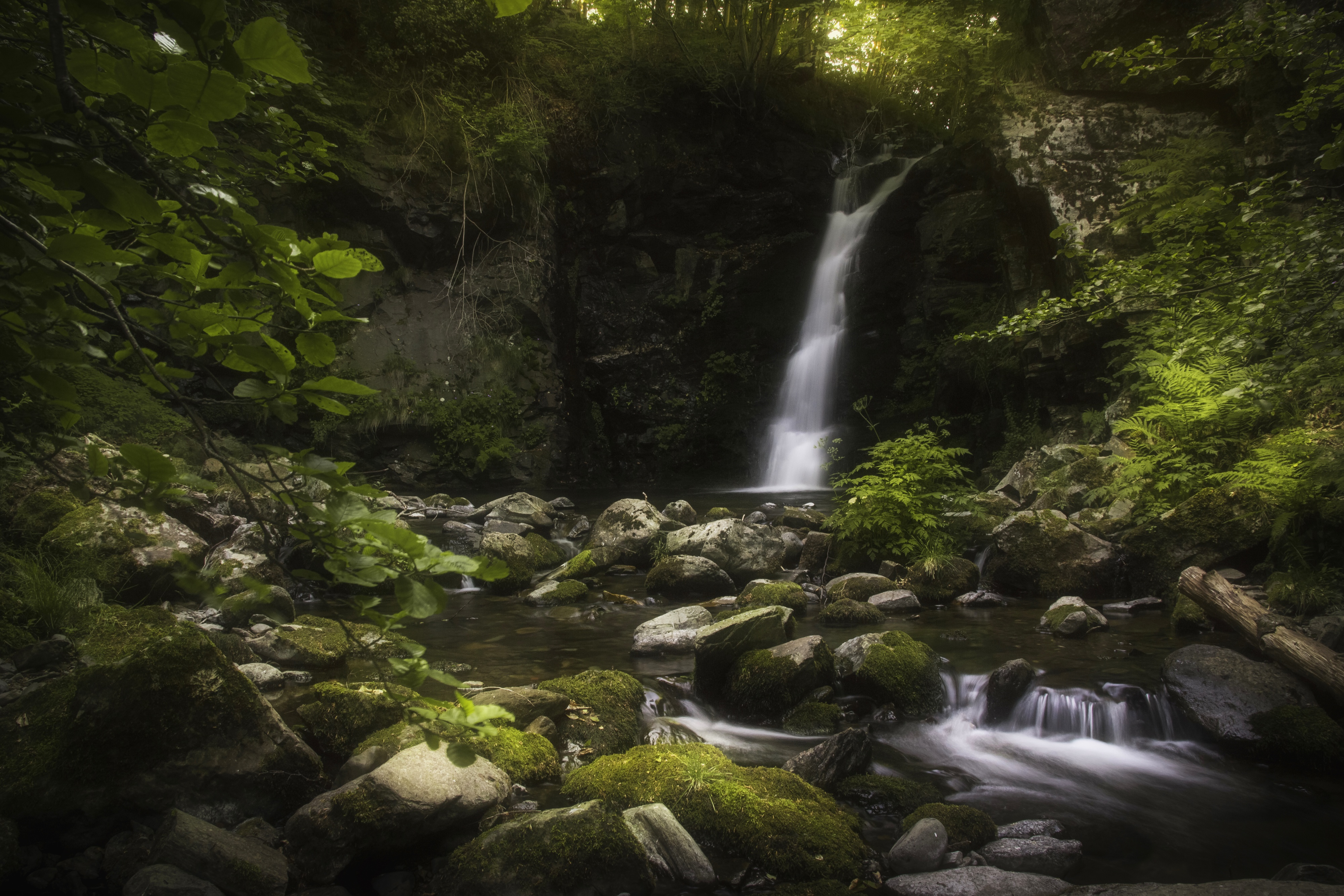 Обои вода, камни, водопад, мох, water, stones, waterfall, moss разрешение 4000x2667 Загрузить