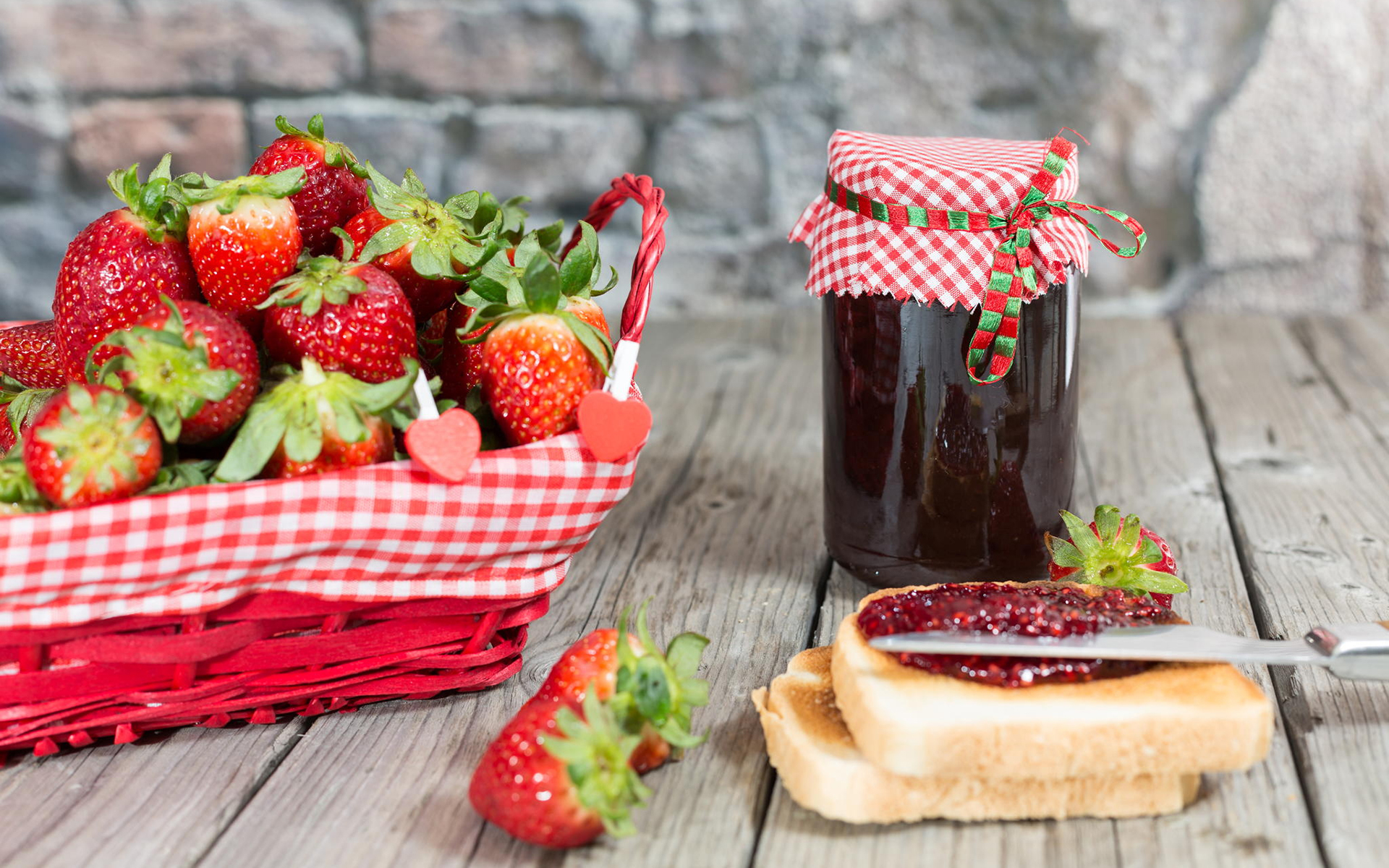 Обои клубника, джем, хлеб, ягоды, банка, корзинка, варенье, strawberry, jam, bread, berries, bank, basket разрешение 1920x1200 Загрузить