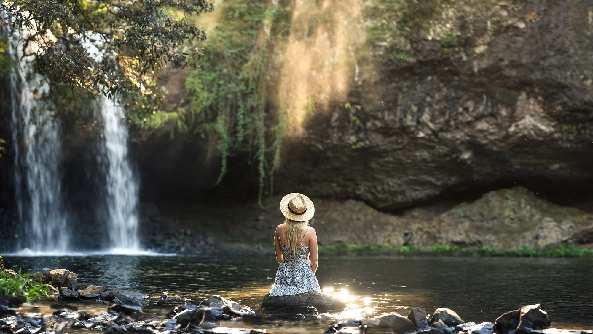 природа водопад девушка йога nature waterfall girl yoga бесплатно