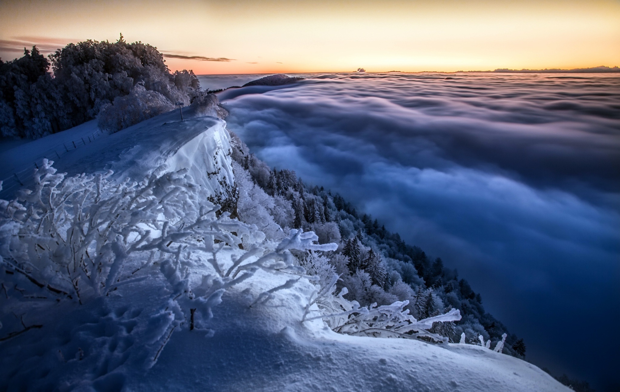 Обои облака, деревья, горы, снег, природа, зима, ветки, кусты, clouds, trees, mountains, snow, nature, winter, branches, the bushes разрешение 2048x1295 Загрузить