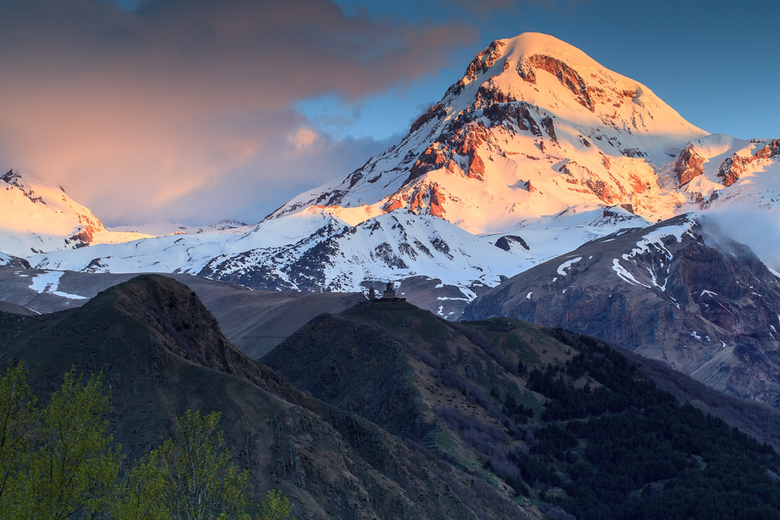 Обои горы, церковь, вершина, грузия, снежная вершина, казбек, mountains, church, top, georgia, snow peak, kazbek разрешение 2560x1707 Загрузить