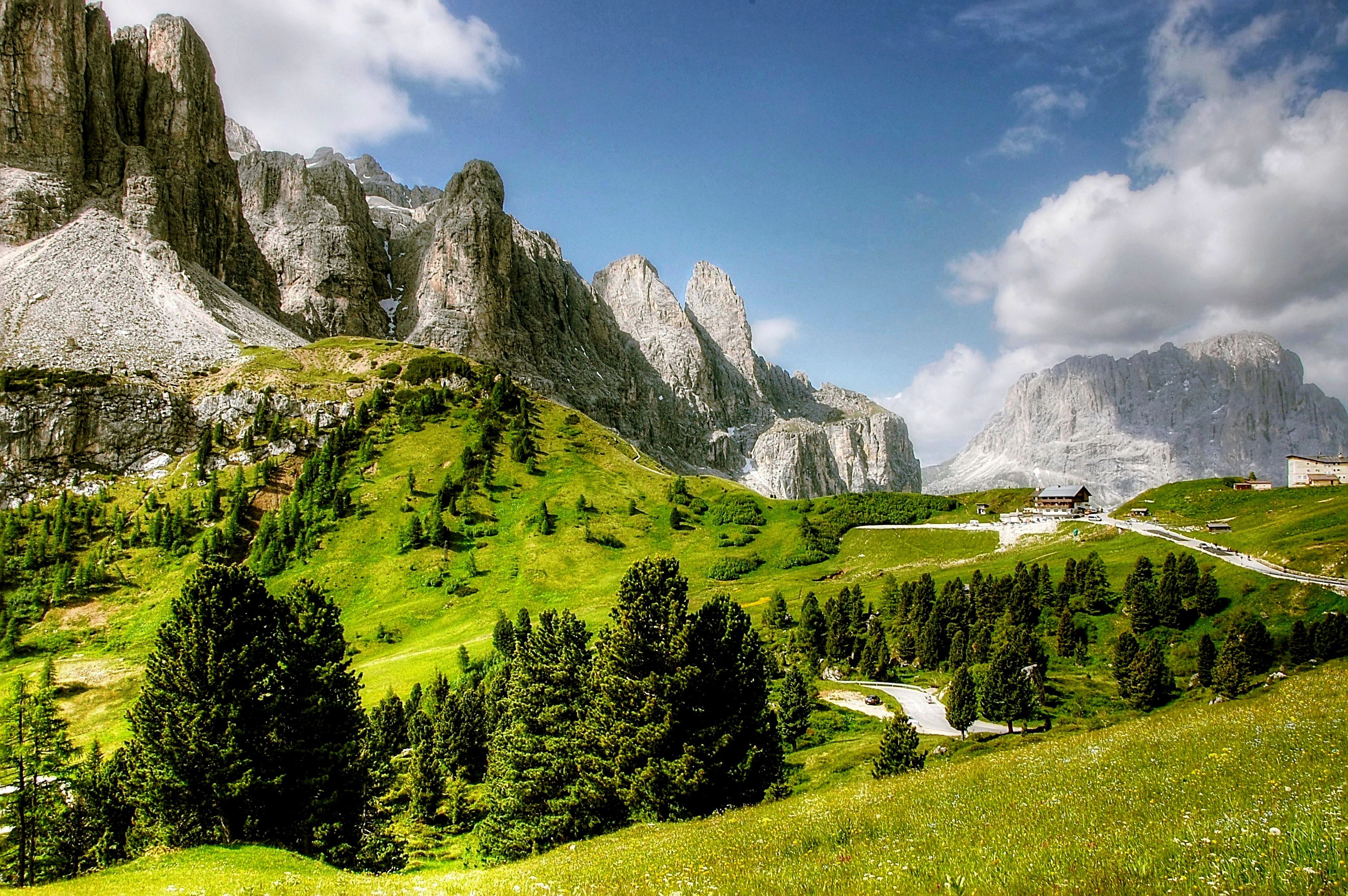 Обои небо, val gardena, облака, деревья, горы, природа, пейзаж, на природе, доломитовые альпы, dolomites, the sky, clouds, trees, mountains, nature, landscape, the dolomites разрешение 3008x2000 Загрузить