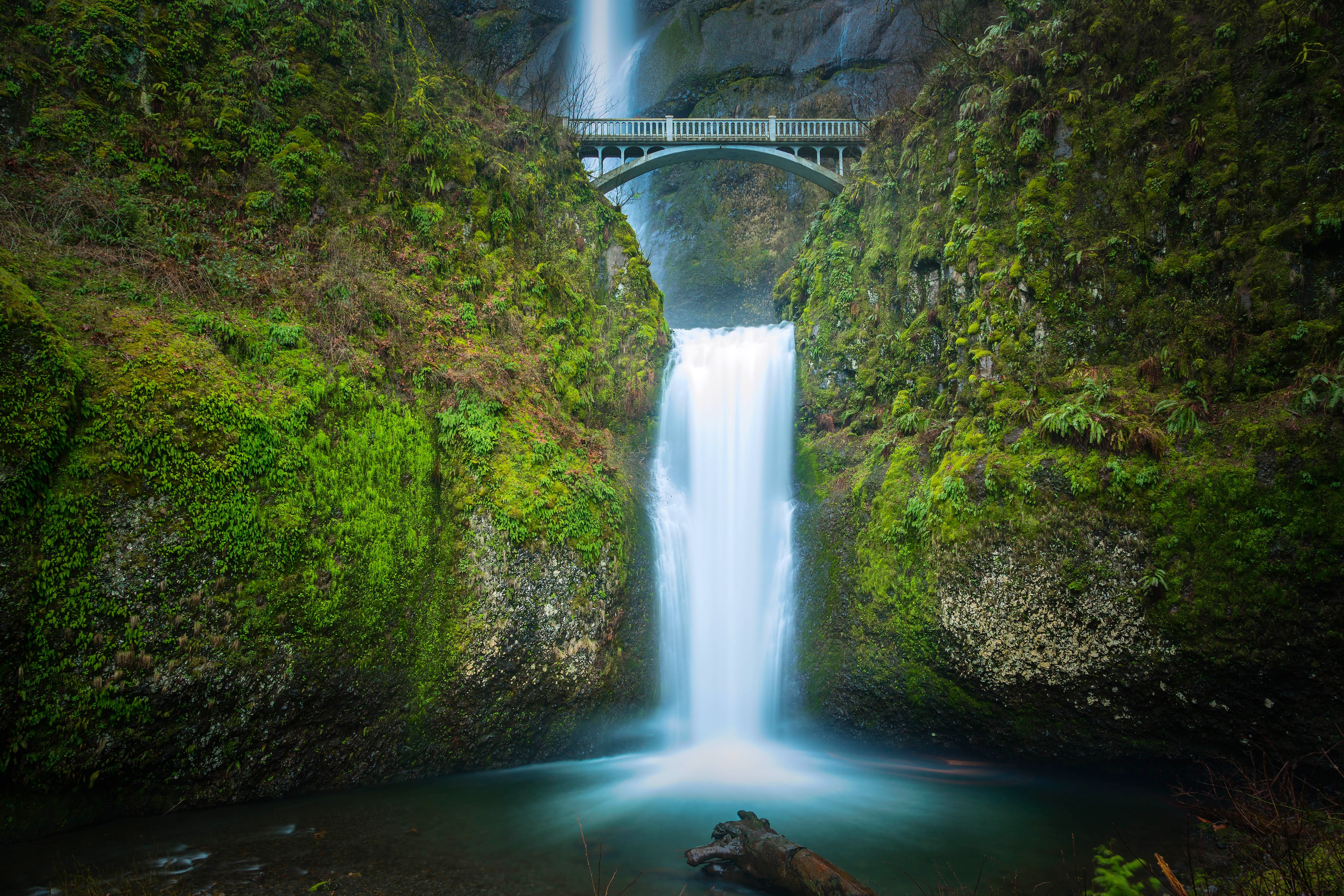 Сумерки водопад. Малтнома-Фолс, США. Малтнома-Фолс, штат Орегон. Водопад Малтнома. Водопад Малтнома мост.