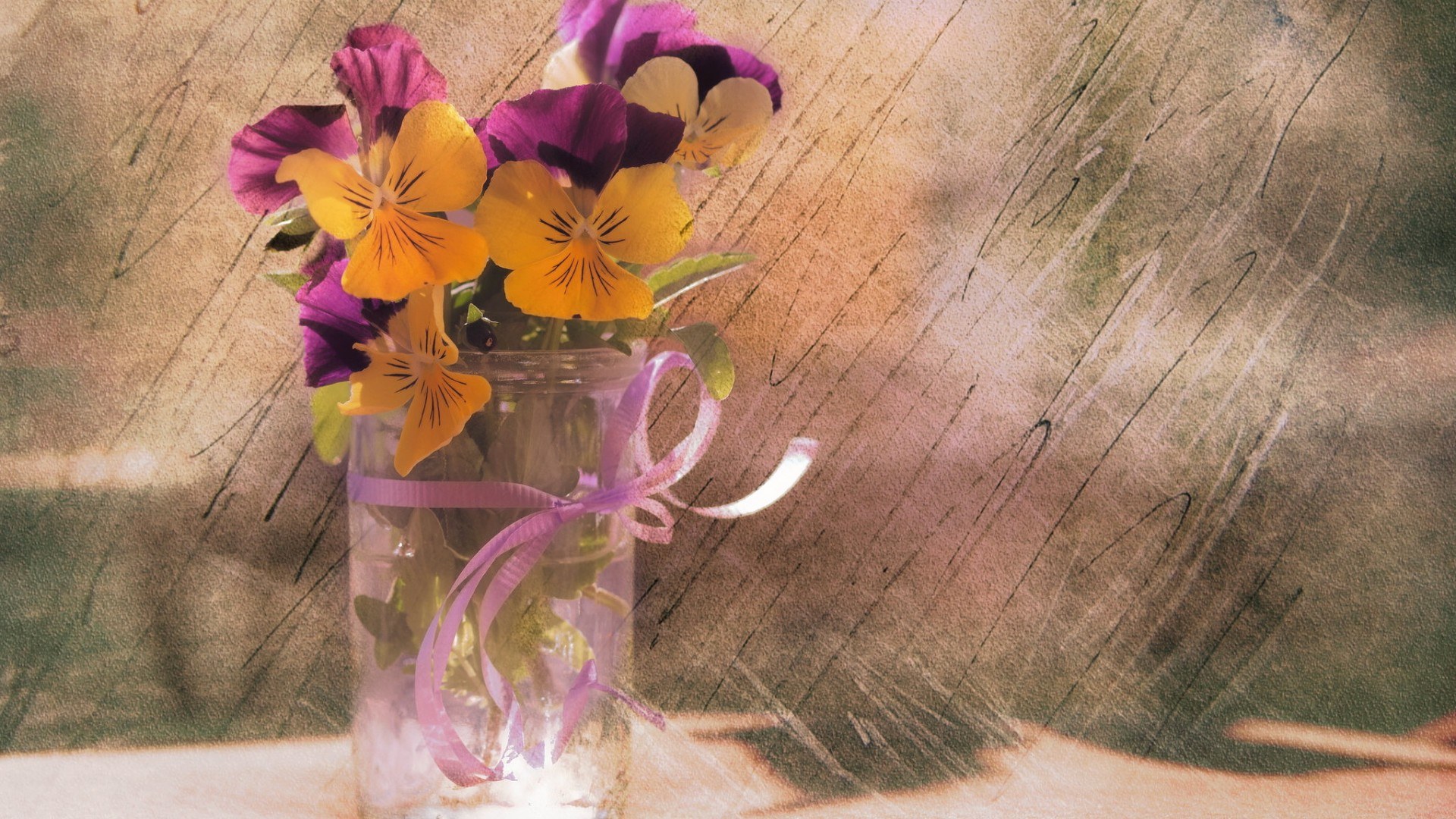 Обои цветы, текстура, фон, лепестки, букет, ваза, анютины глазки, flowers, texture, background, petals, bouquet, vase, pansy разрешение 1920x1080 Загрузить