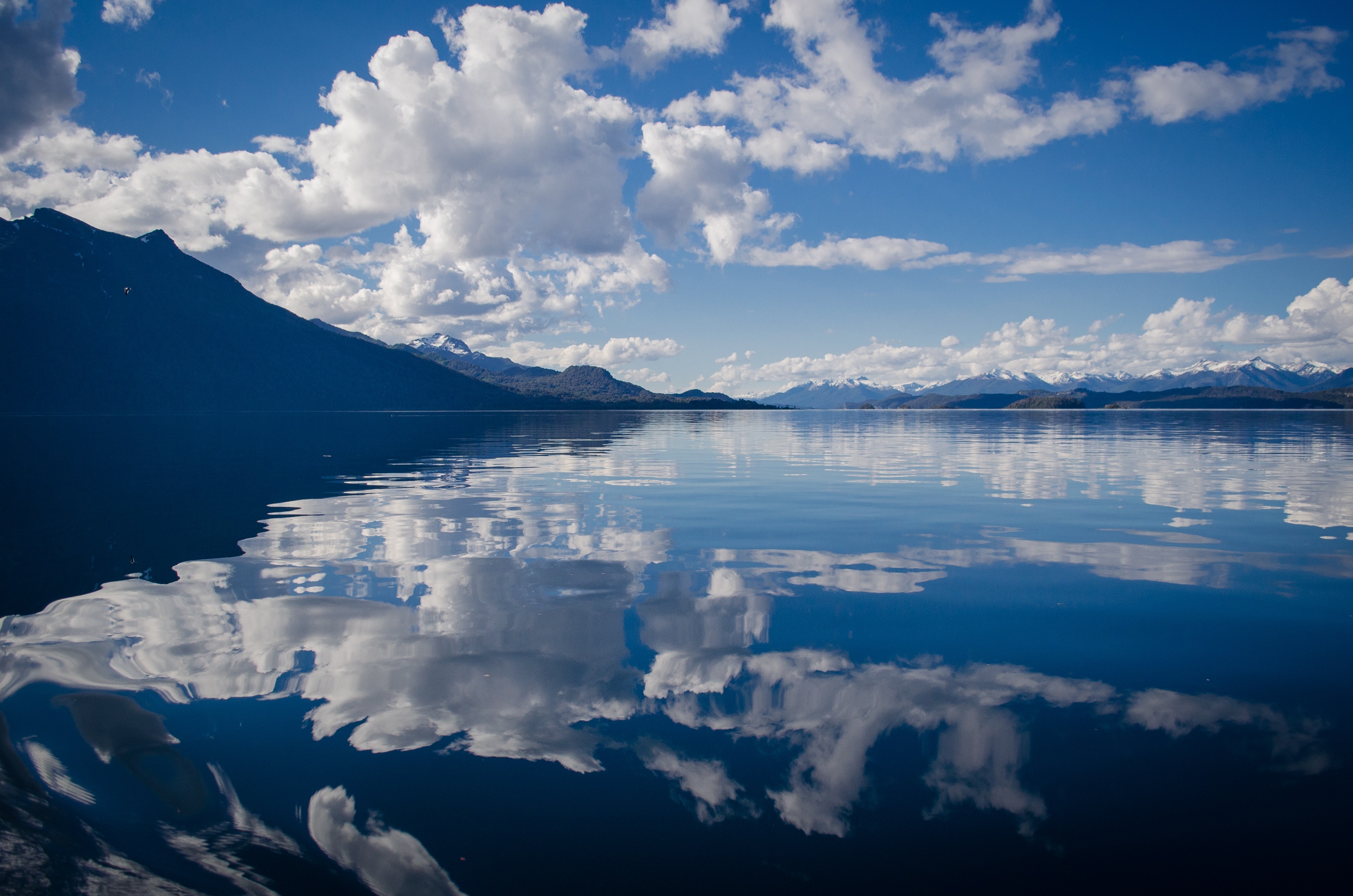 Обои небо, облака, озеро, горы, отражение, горизонт, the sky, clouds, lake, mountains, reflection, horizon разрешение 2746x1819 Загрузить