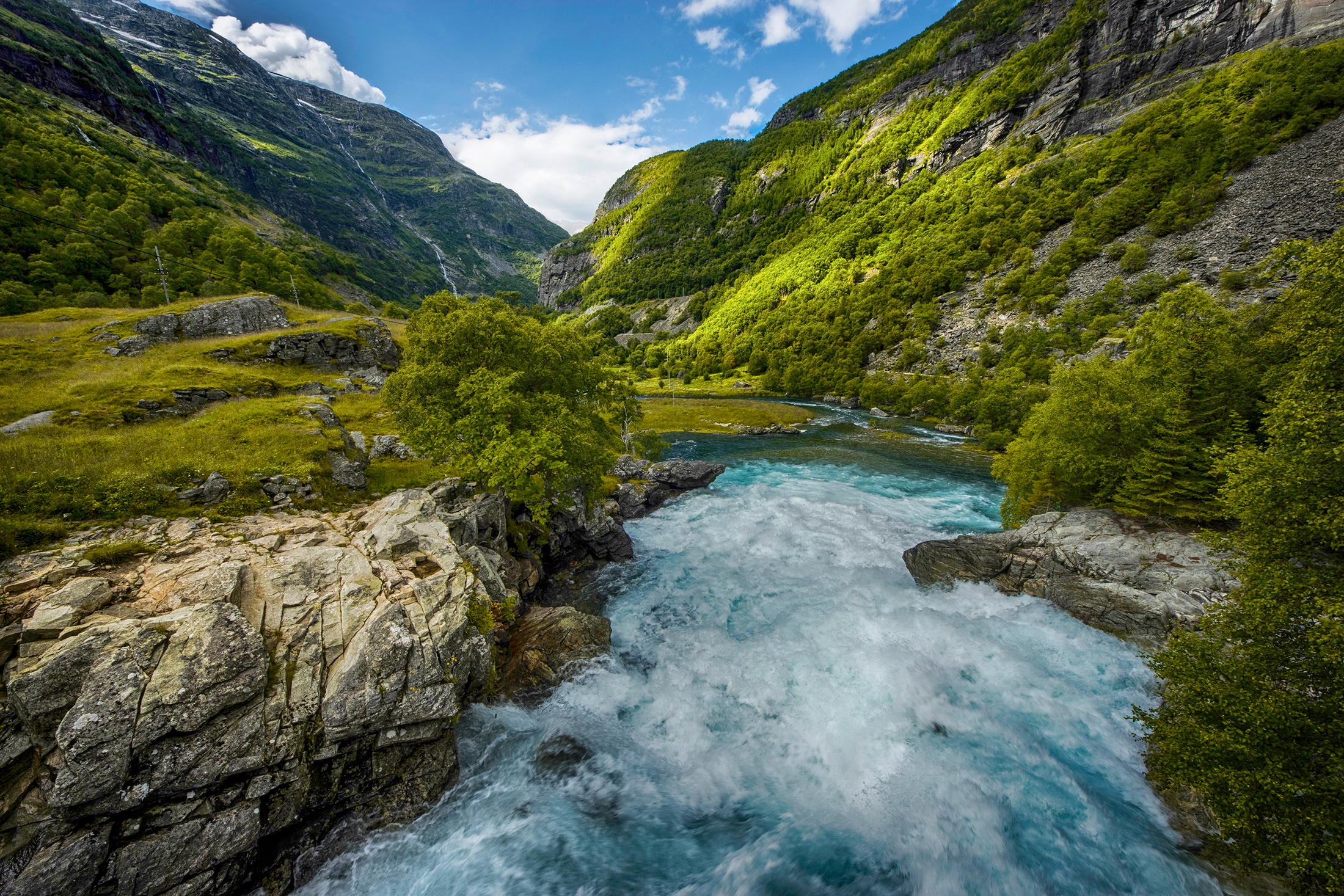 Обои деревья, река, горы, камни, ущелье, норвегия, течение, sogn og fjordane, aurland, trees, river, mountains, stones, gorge, norway, for разрешение 2200x1467 Загрузить