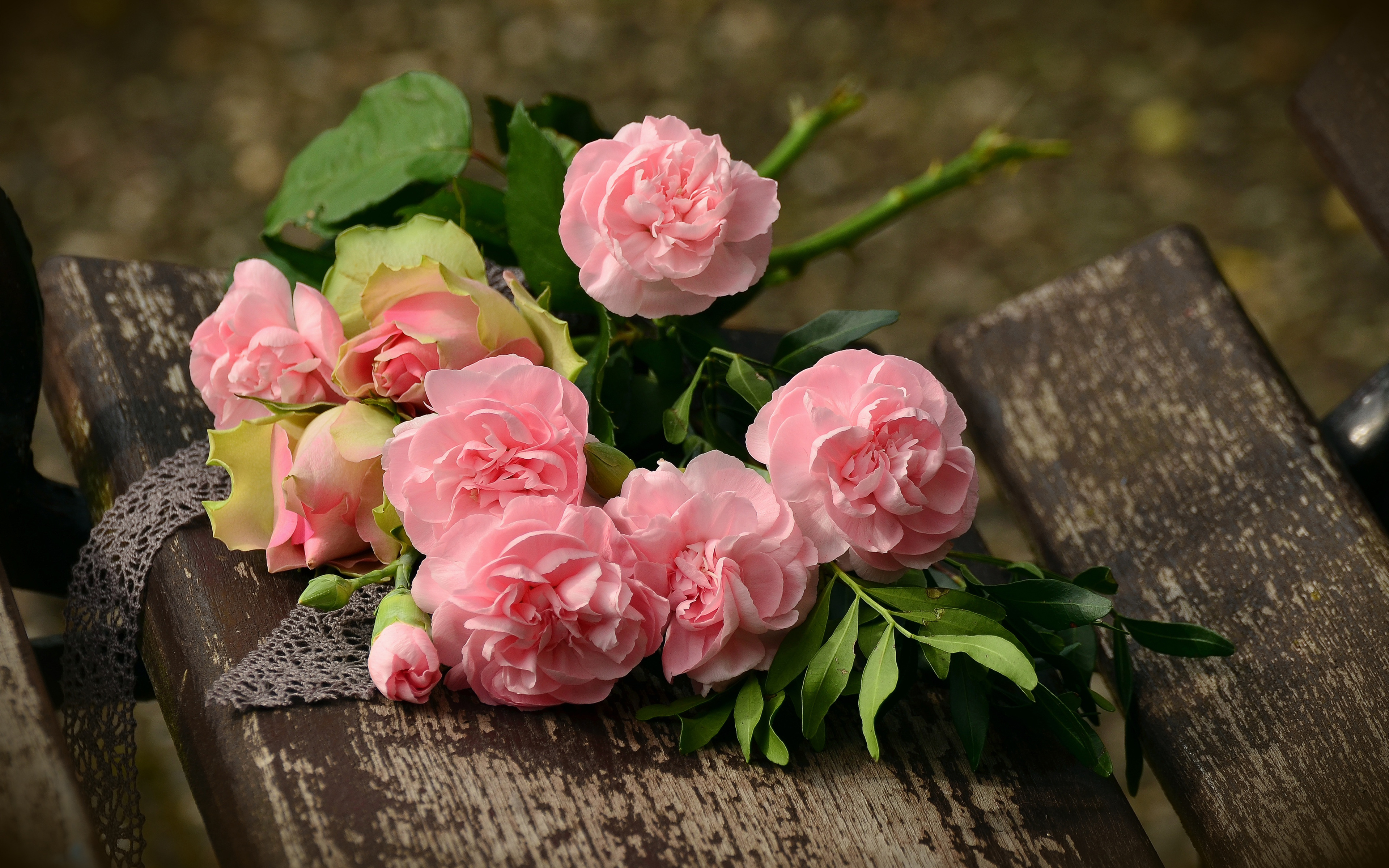 Обои цветы, бутоны, розы, лепестки, скамейка, букет, розовые, flowers, buds, roses, petals, bench, bouquet, pink разрешение 3840x2400 Загрузить