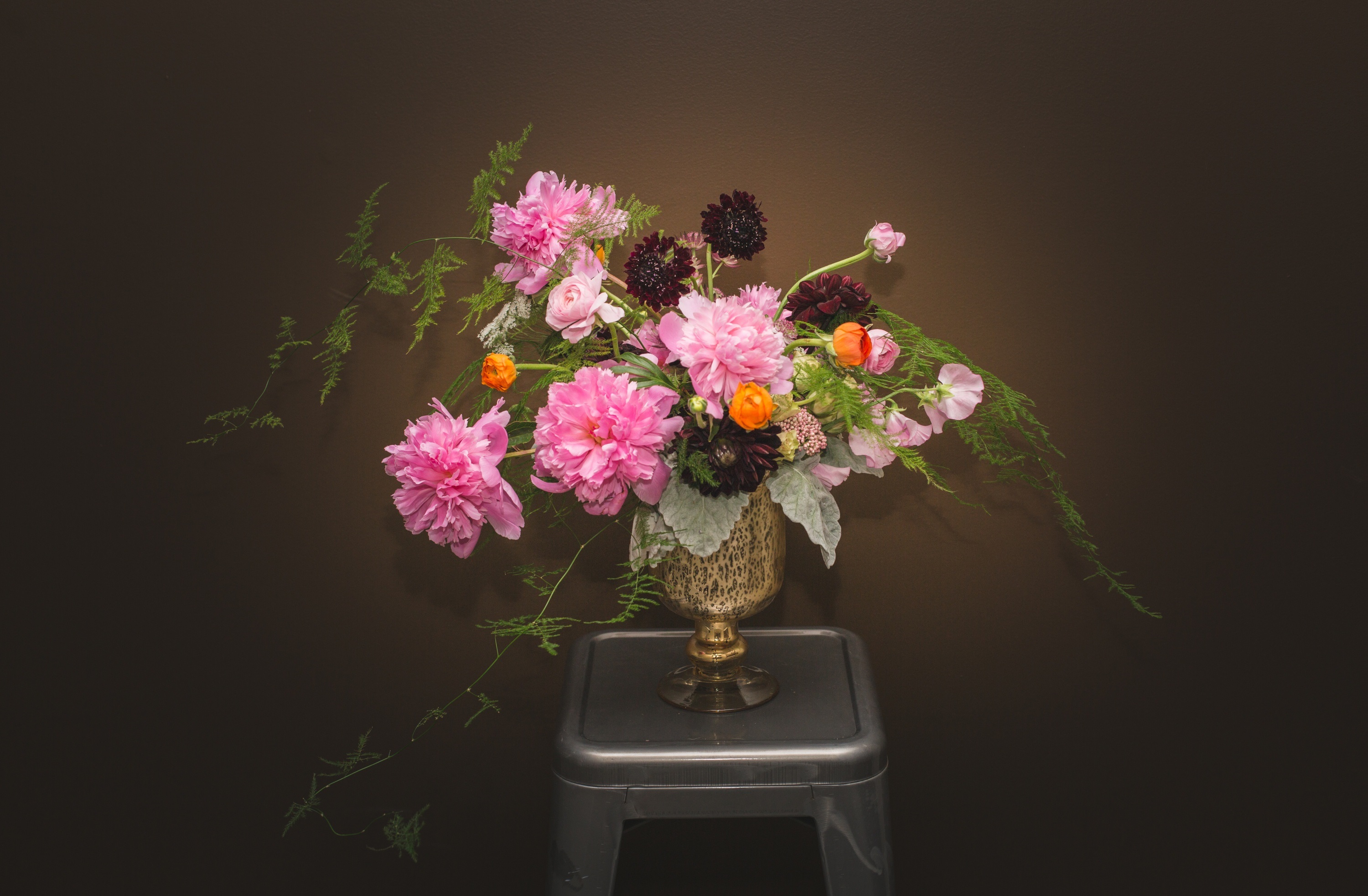 Обои цветы, обои, фон, букет, ваза, пионы, flowers, wallpaper, background, bouquet, vase, peonies разрешение 3000x1966 Загрузить
