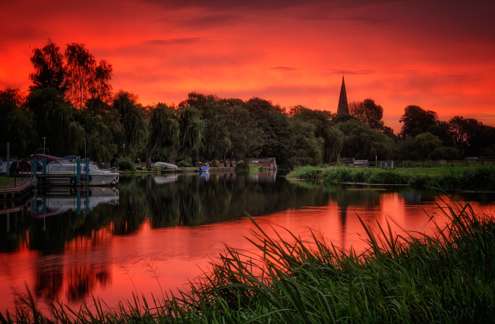 Обои деревья, река, англия, зарево, ноттингемшир, trees, river, england, glow, nottinghamshire разрешение 2048x1341 Загрузить