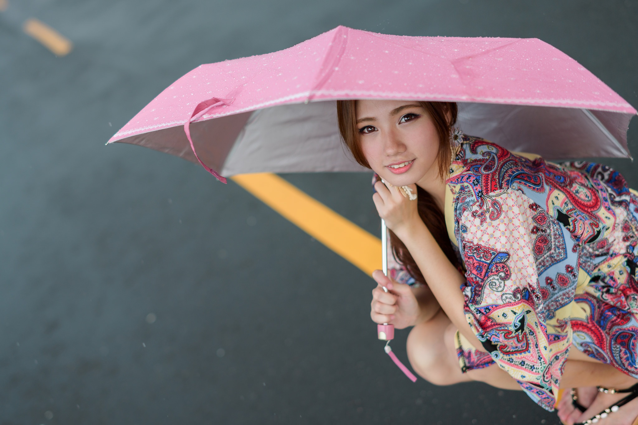 Обои девушка, улыбка, взгляд, волосы, лицо, зонтик, азиатка, girl, smile, look, hair, face, umbrella, asian разрешение 2048x1365 Загрузить