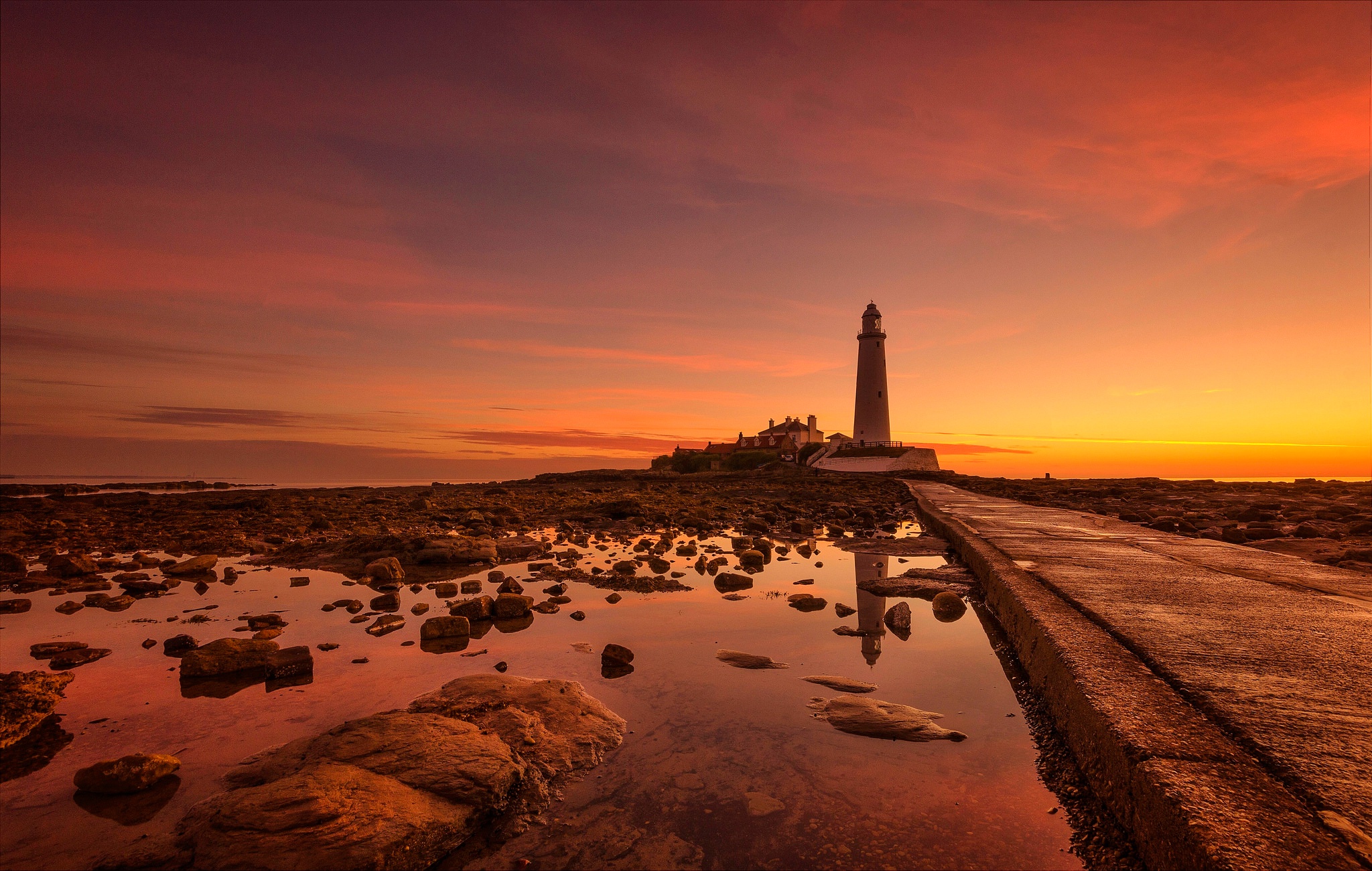 Обои камни, море, маяк, побережье, англия, зарево, маяк святой марии, stones, sea, lighthouse, coast, england, glow, the st. mary's lighthouse разрешение 2048x1300 Загрузить