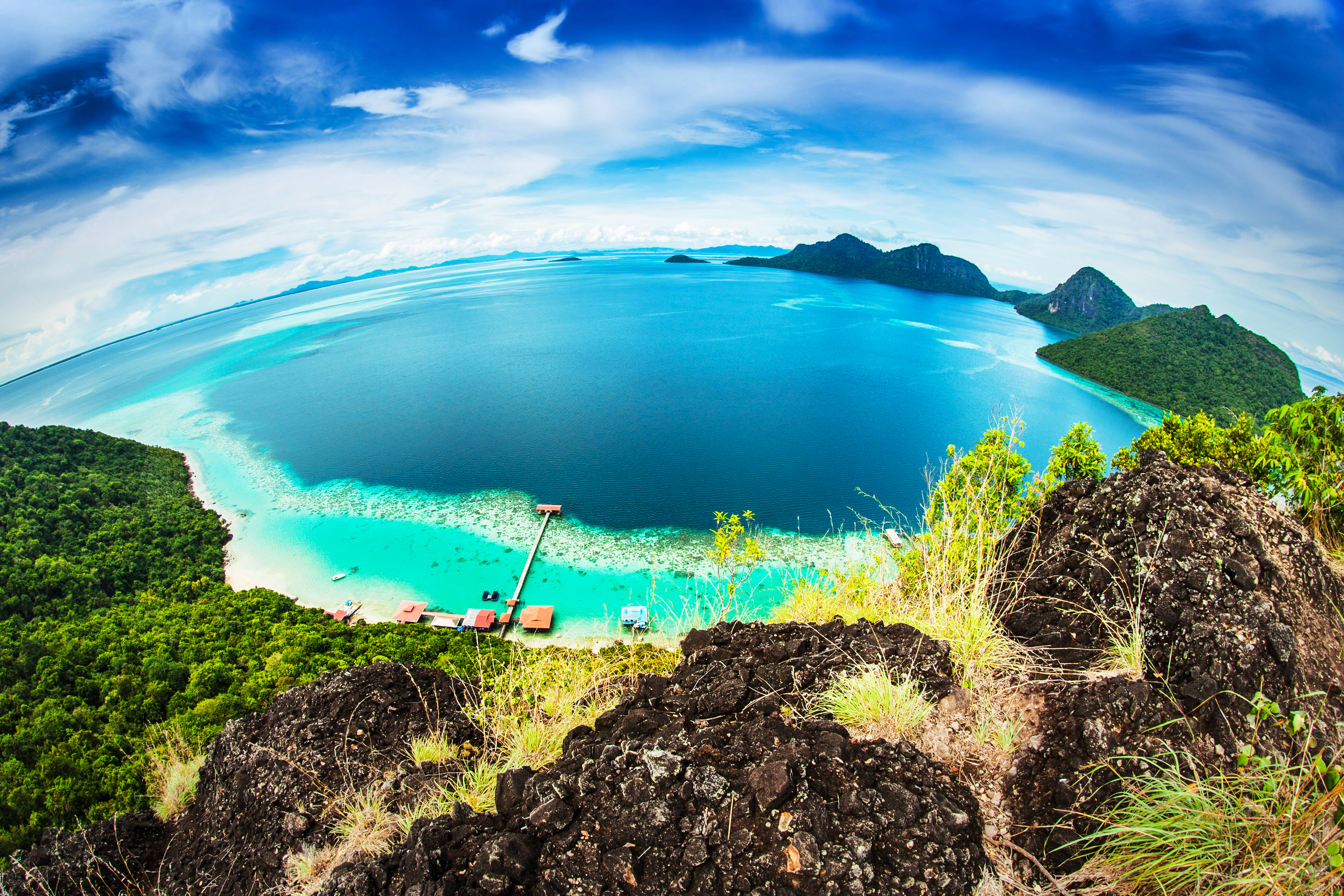 Обои небо, бунгало, скалы, тропики, море, малайзия, пляж, bohey dulang island, горизонт, панорама, вид сверху, побережье, the sky, bungalow, rocks, tropics, sea, malaysia, beach, horizon, panorama, the view from the top, coast разрешение 3678x2452 Загрузить