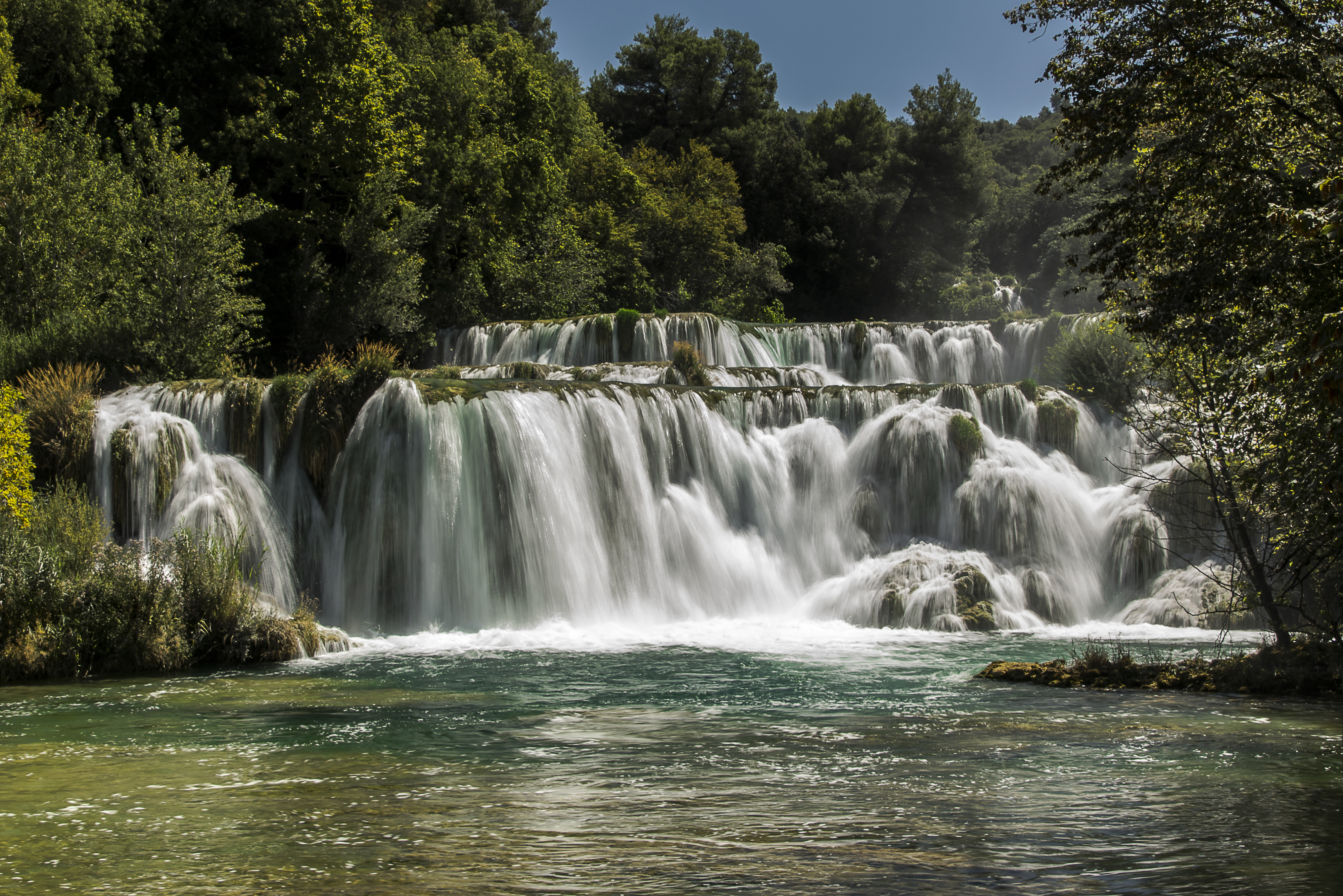 Обои деревья, река, лес, водопад, хорватия, солнечно, krka national park, trees, river, forest, waterfall, croatia, sunny разрешение 4000x2670 Загрузить