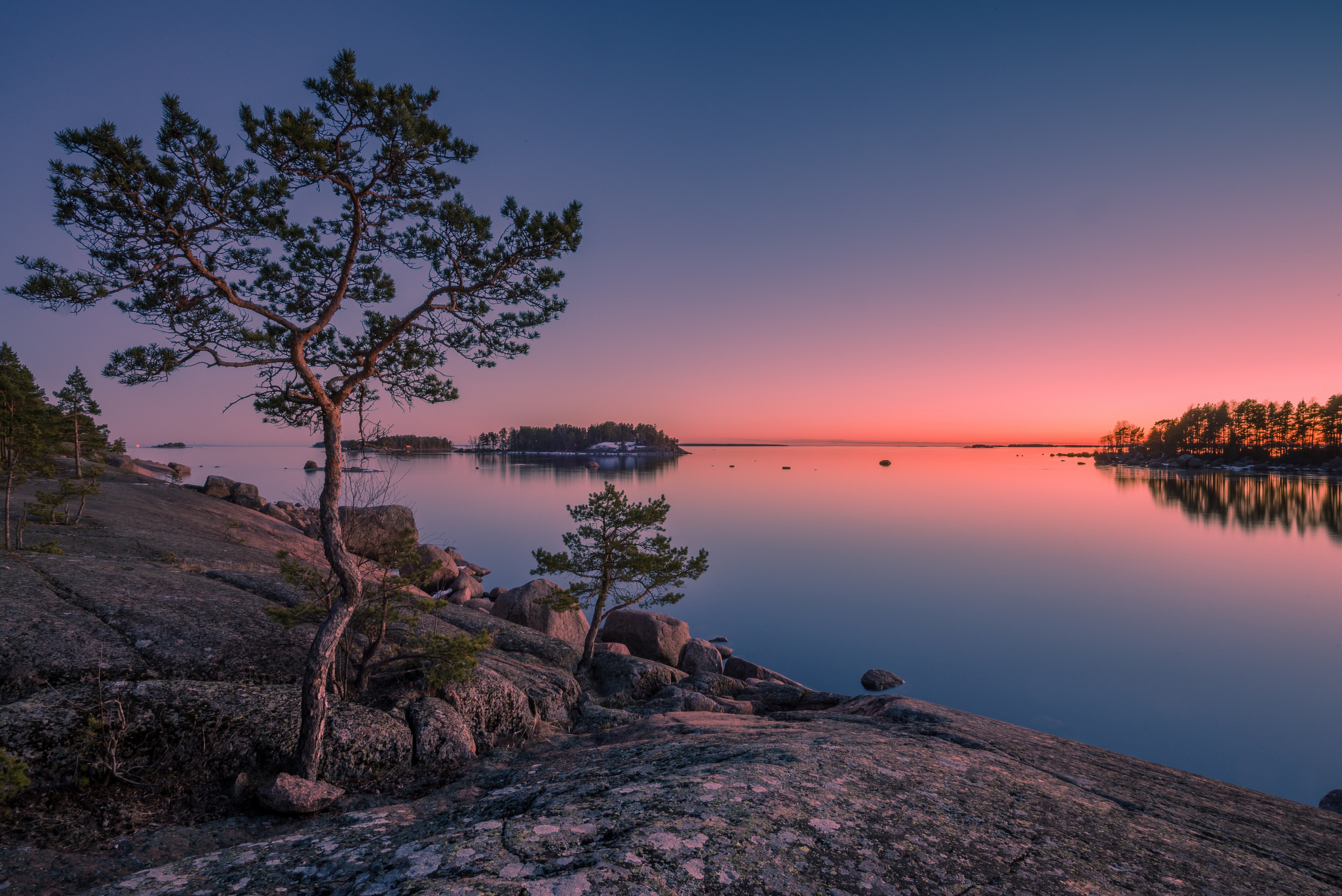 Обои деревья, камни, закат, остров, финляндия, финский залив, trees, stones, sunset, island, finland, gulf of finland разрешение 2048x1367 Загрузить