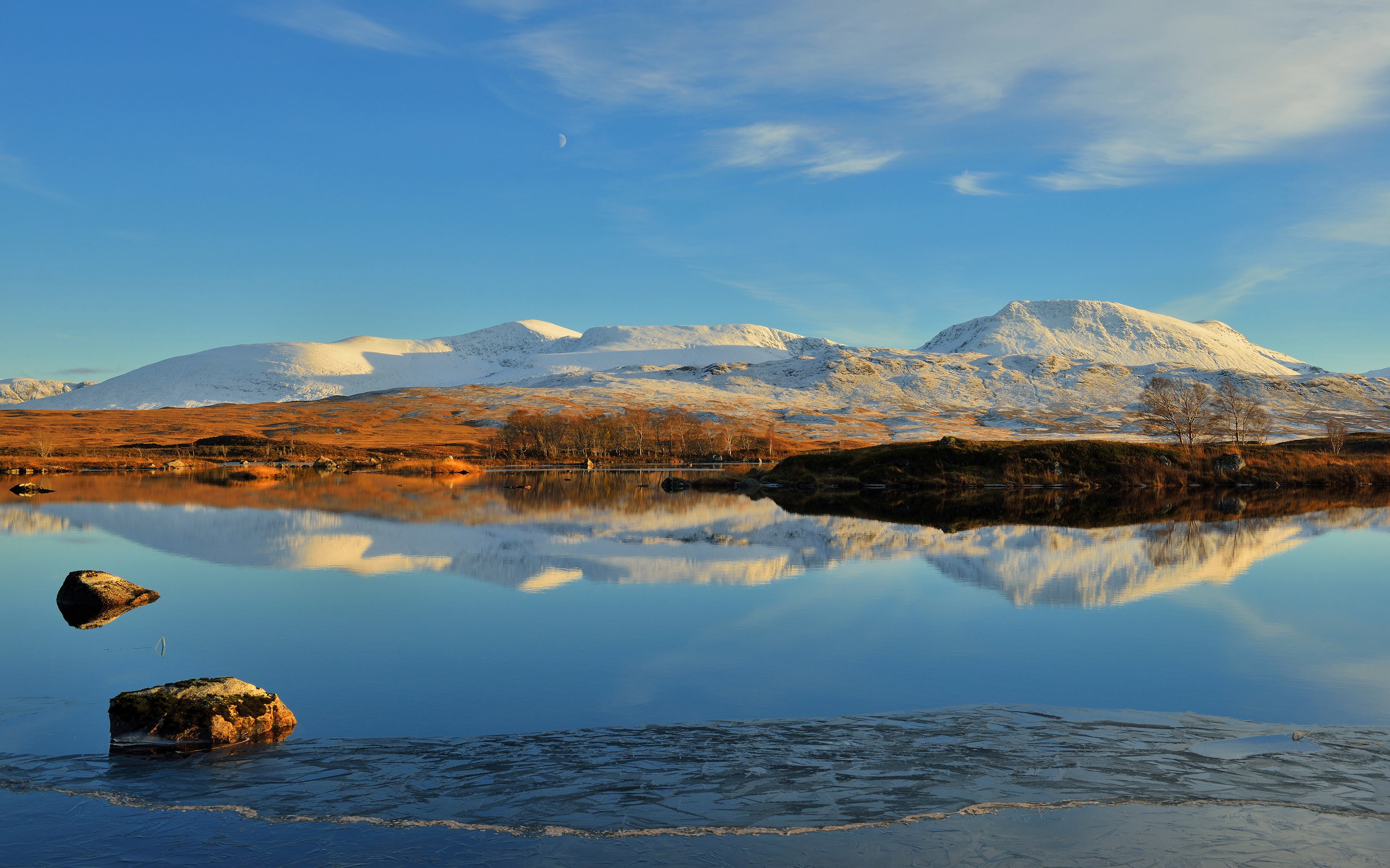 Обои небо, облака, озеро, горы, снег, камни, отражение, the sky, clouds, lake, mountains, snow, stones, reflection разрешение 3840x2400 Загрузить