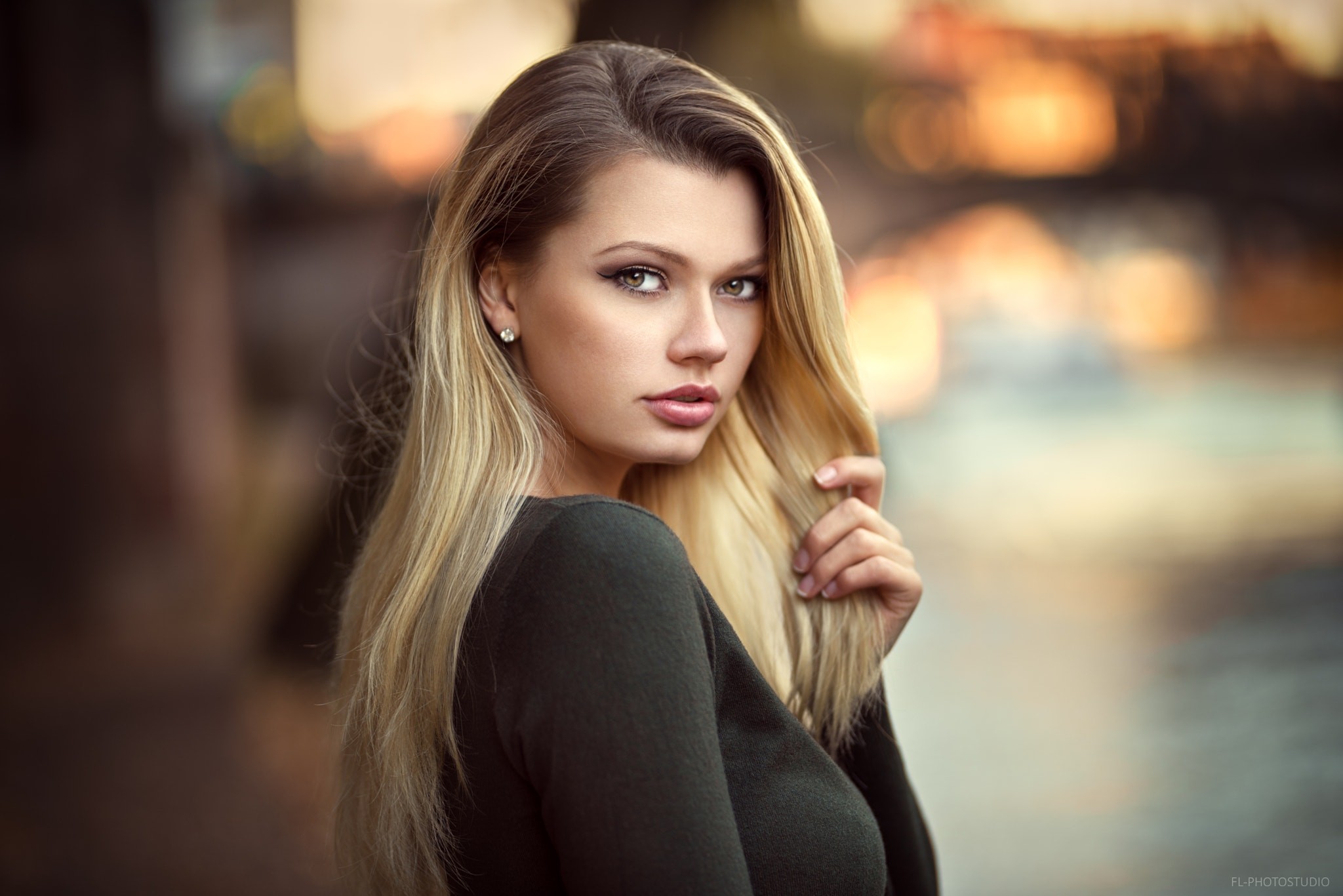 Обои девушка, блондинка, портрет, модель, лицо, длинные волосы, girl, blonde, portrait, model, face, long hair разрешение 2048x1367 Загрузить