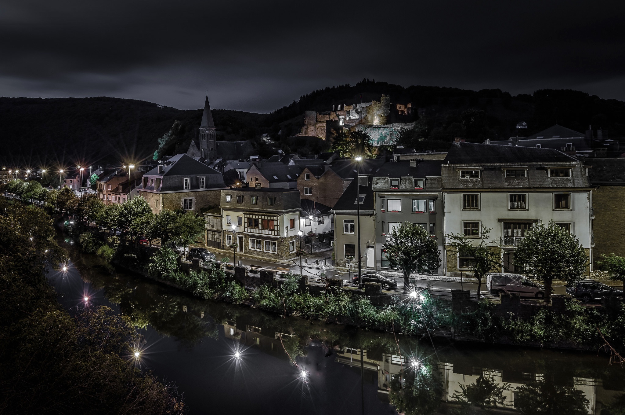 Обои ночь, огни, река, дома, бельгия, ла-рош-ан-арден, night, lights, river, home, belgium, la roche-en-ardenne разрешение 2048x1358 Загрузить