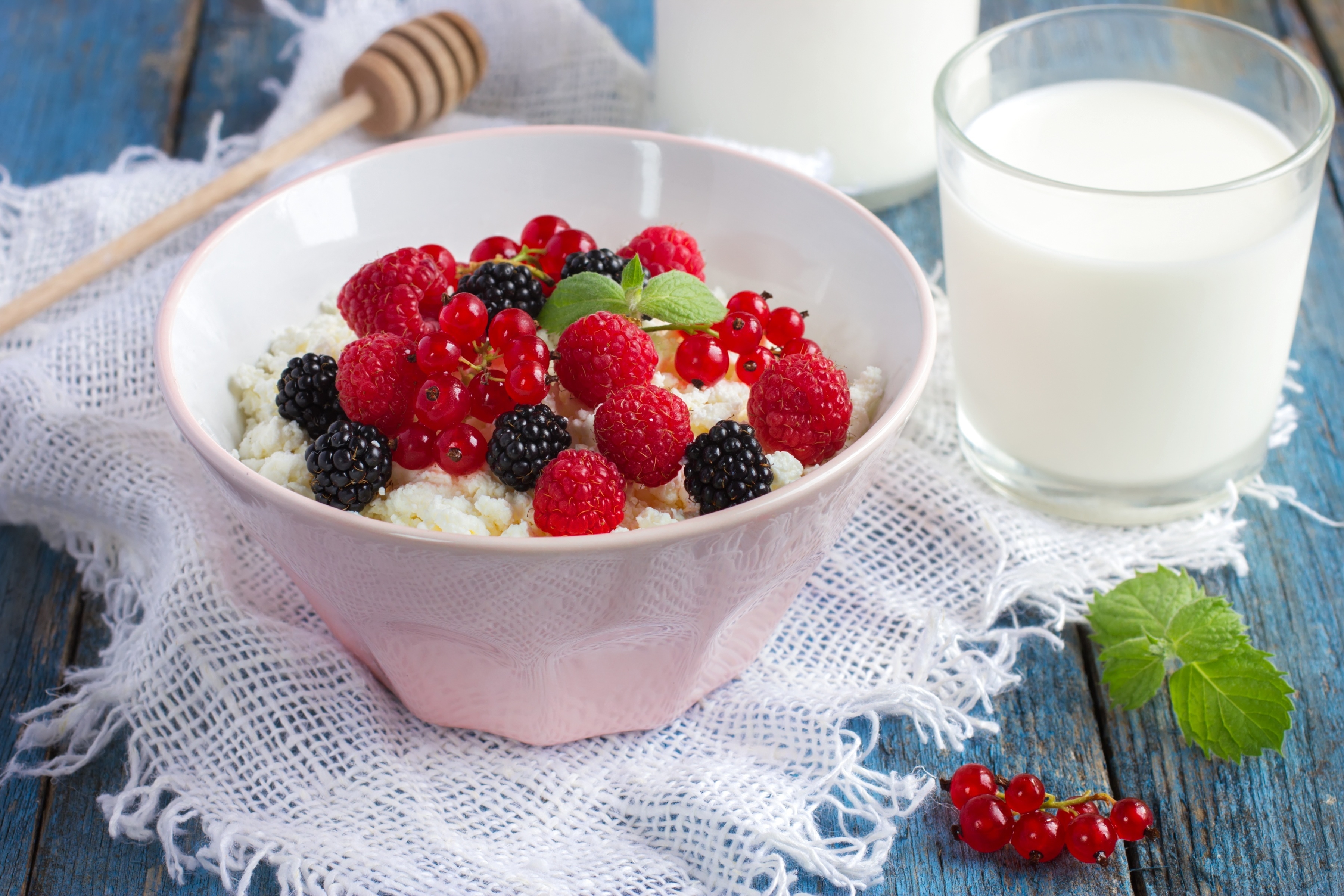 Обои малина, ягоды, завтрак, молоко, чаша, ежевика, смородина, творог, raspberry, berries, breakfast, milk, bowl, blackberry, currants, cheese разрешение 3600x2400 Загрузить