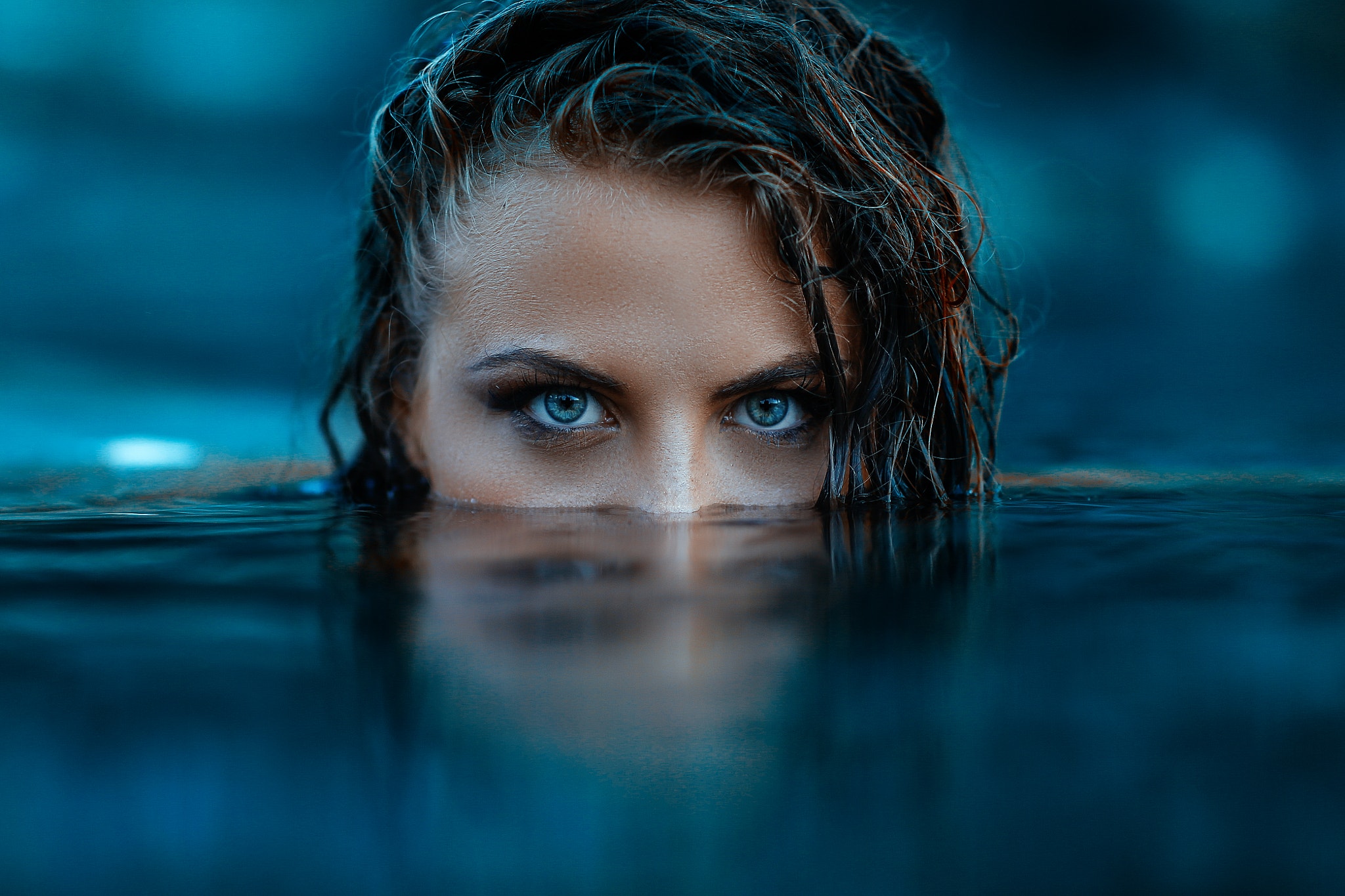 Девушка в воде красиво. Алессандро ди Чикко. Алессандро ди Чикко портрет взгляд. Девушка в воде. Фотосессия с мокрыми волосами.