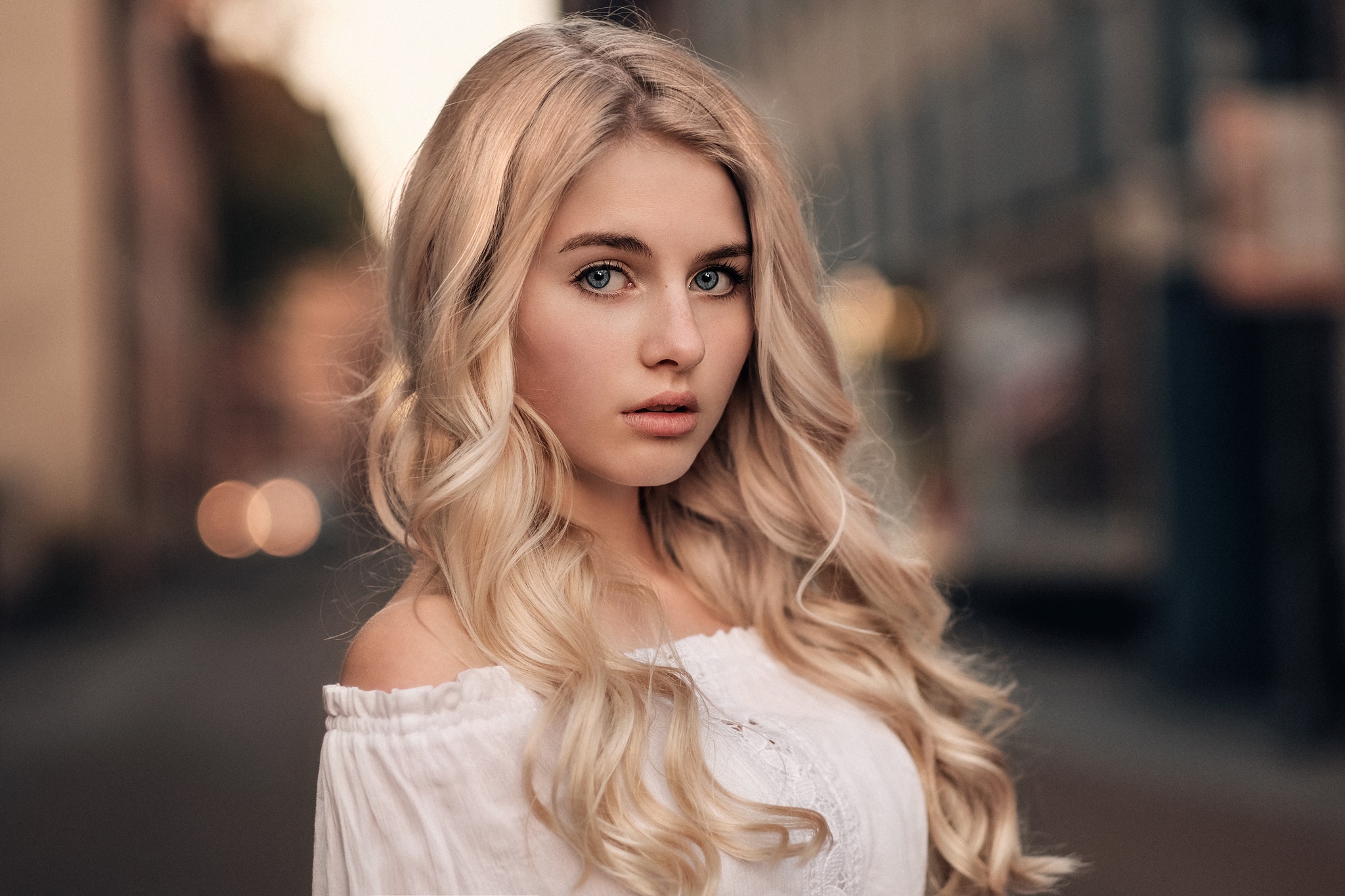 Обои девушка, блондинка, улица, модель, макияж, прическа, мартин кюн, girl, blonde, street, model, makeup, hairstyle, martin kuhn разрешение 2048x1365 Загрузить