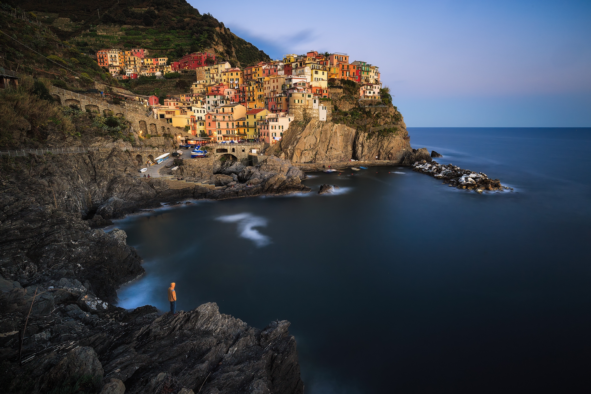 Обои холмы, горизонт, побережье, италия, манарола, hills, horizon, coast, italy, manarola разрешение 2048x1365 Загрузить