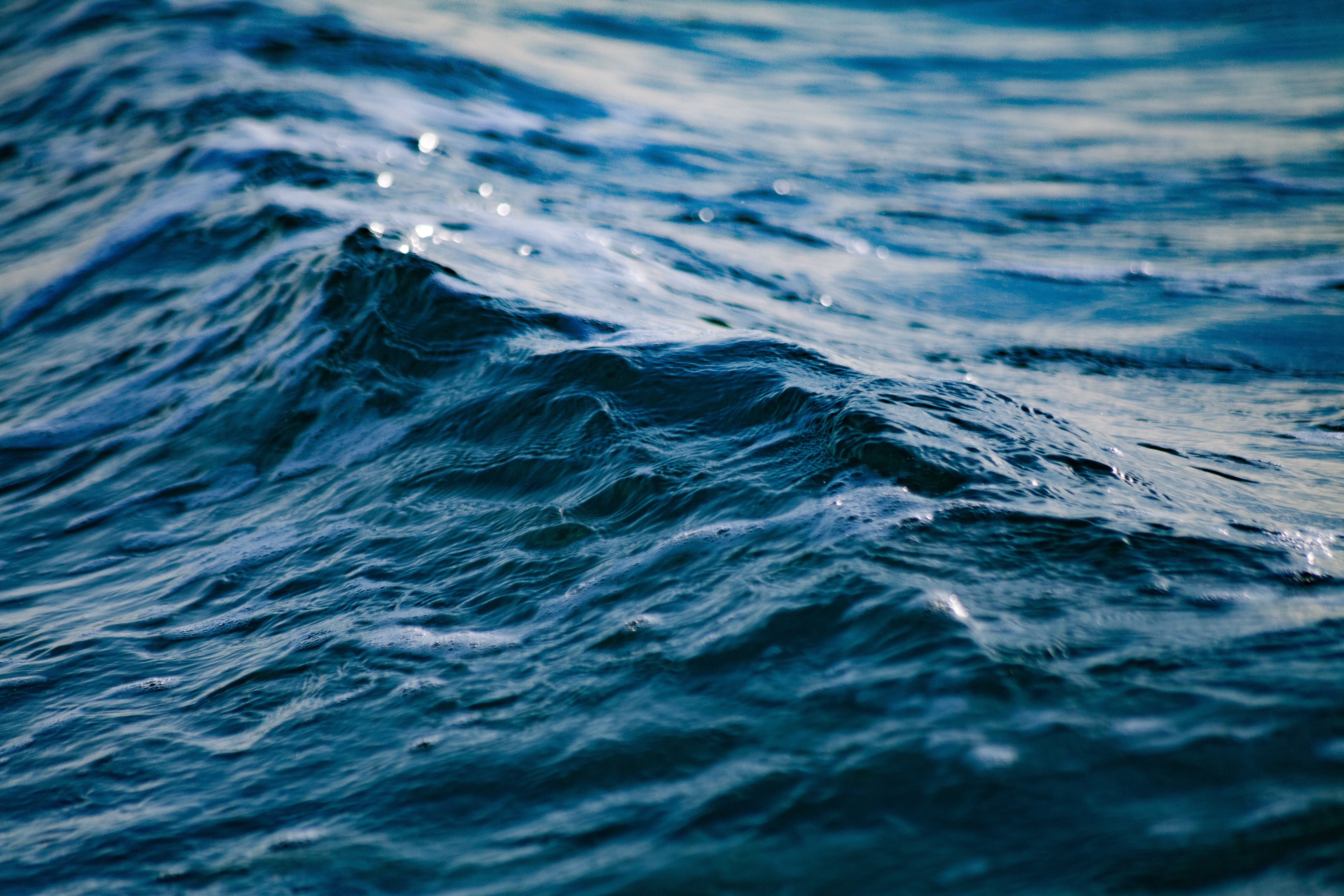 Волна бегущая по поверхности воды. Океан. Море вода. Поверхность океана. Море, волны.
