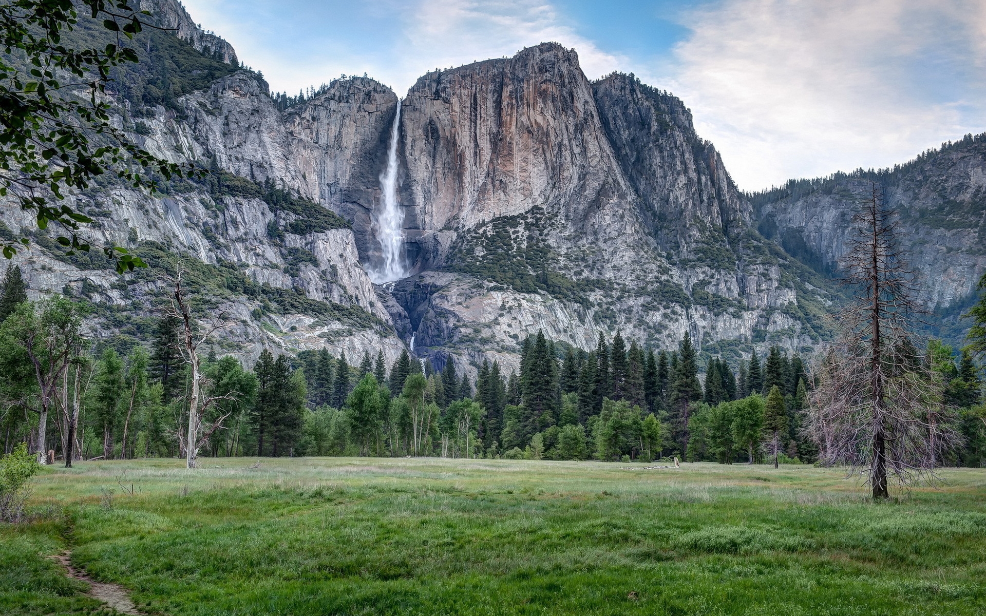 Обои деревья, горы, пейзаж, водопад, йосемитский национальный парк, trees, mountains, landscape, waterfall, yosemite national park разрешение 1920x1200 Загрузить