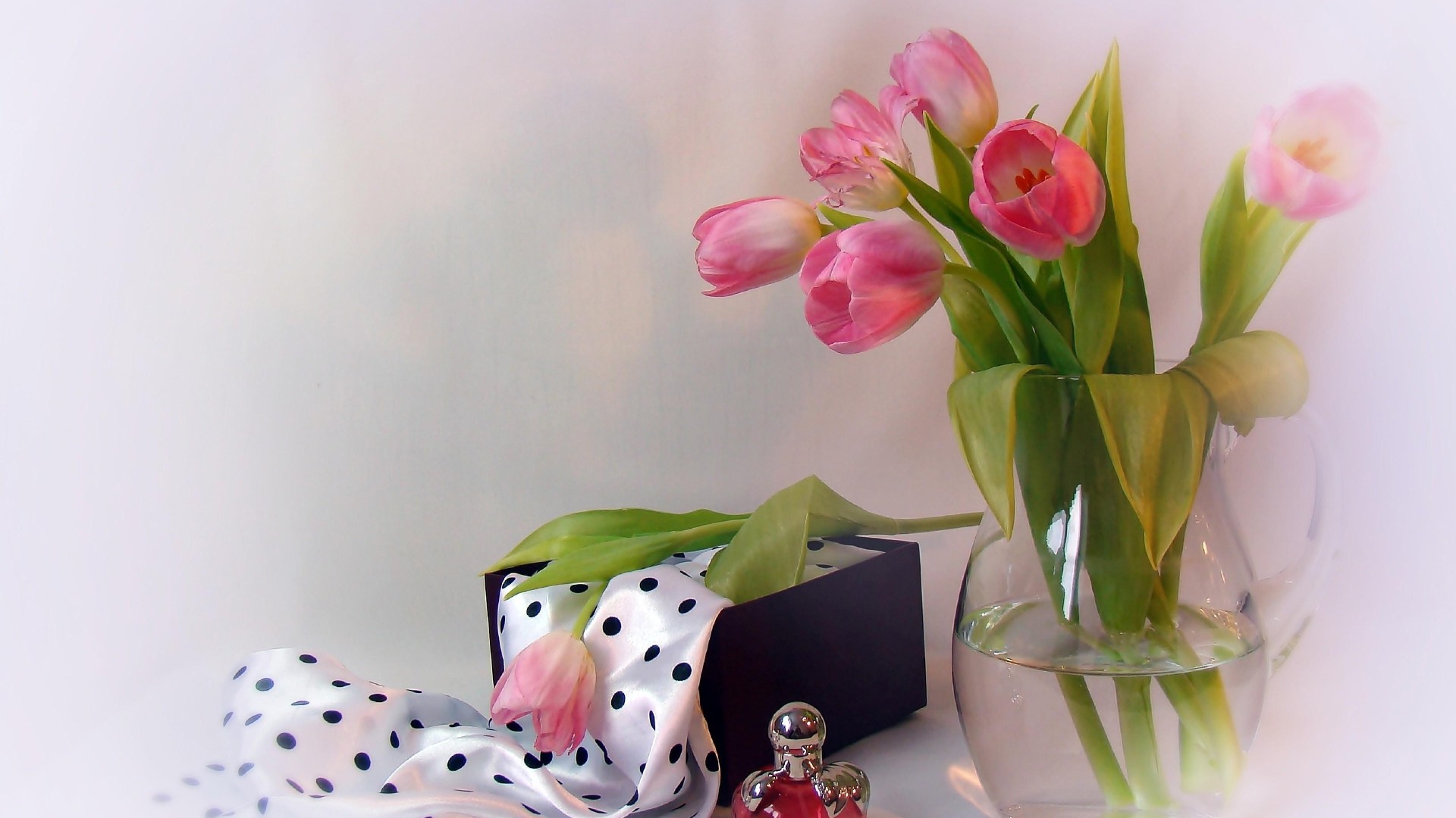 Обои цветы, тюльпаны, кувшин, духи, шарф, коробочка, flowers, tulips, pitcher, perfume, scarf, box разрешение 1920x1080 Загрузить