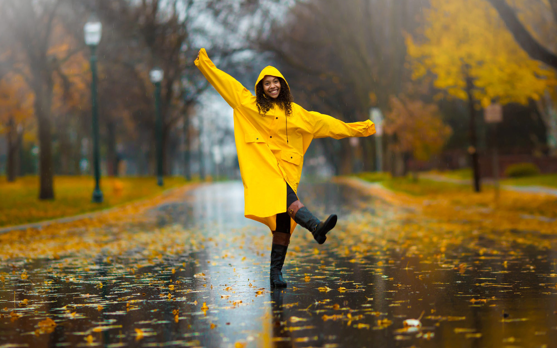 Обои девушка, настроение, парк, осень, радость, дождь, прогулка, girl, mood, park, autumn, joy, rain, walk разрешение 1920x1200 Загрузить