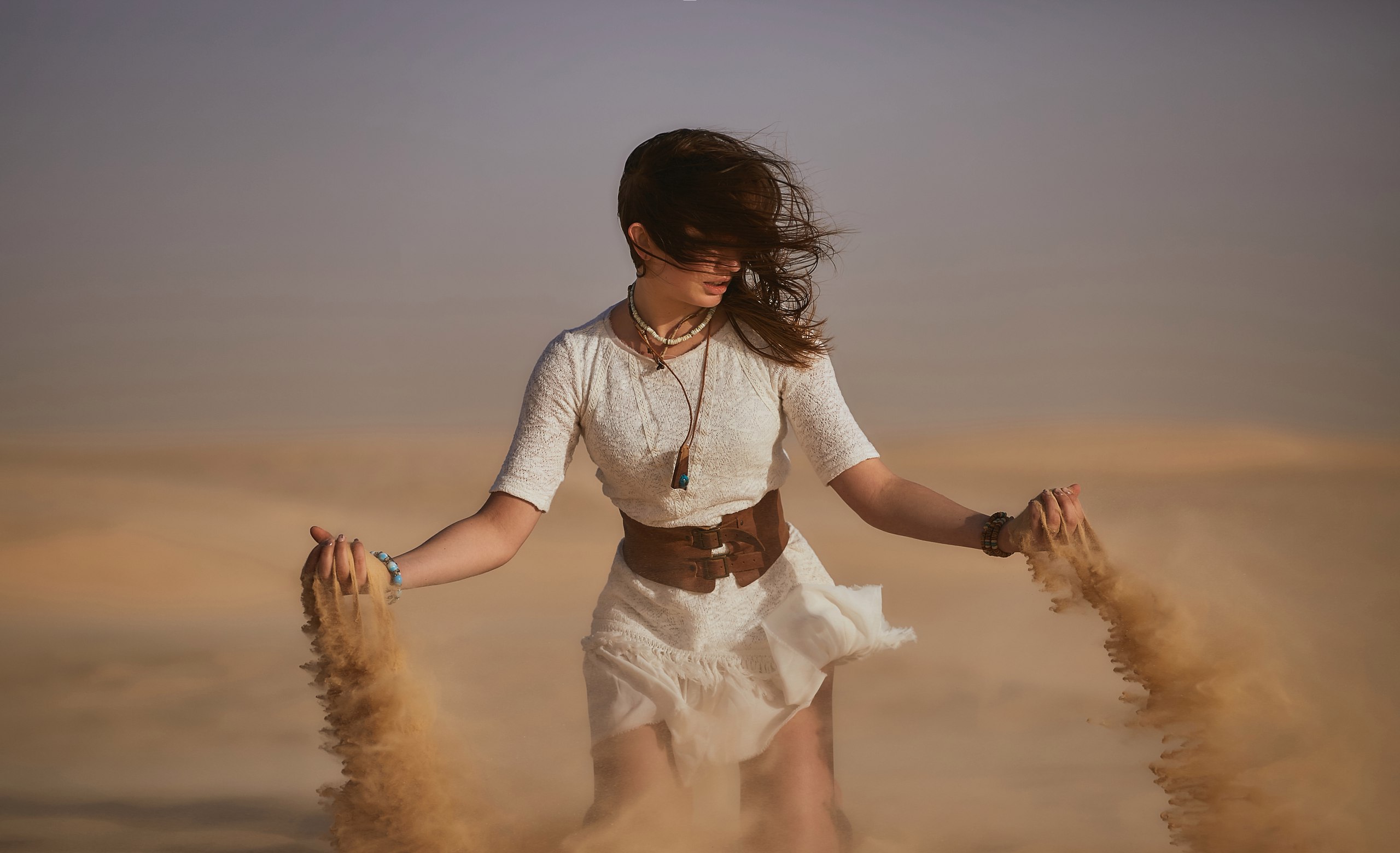 Обои девушка, песок, пустыня, модель, белое платье, girl, sand, desert, mod...